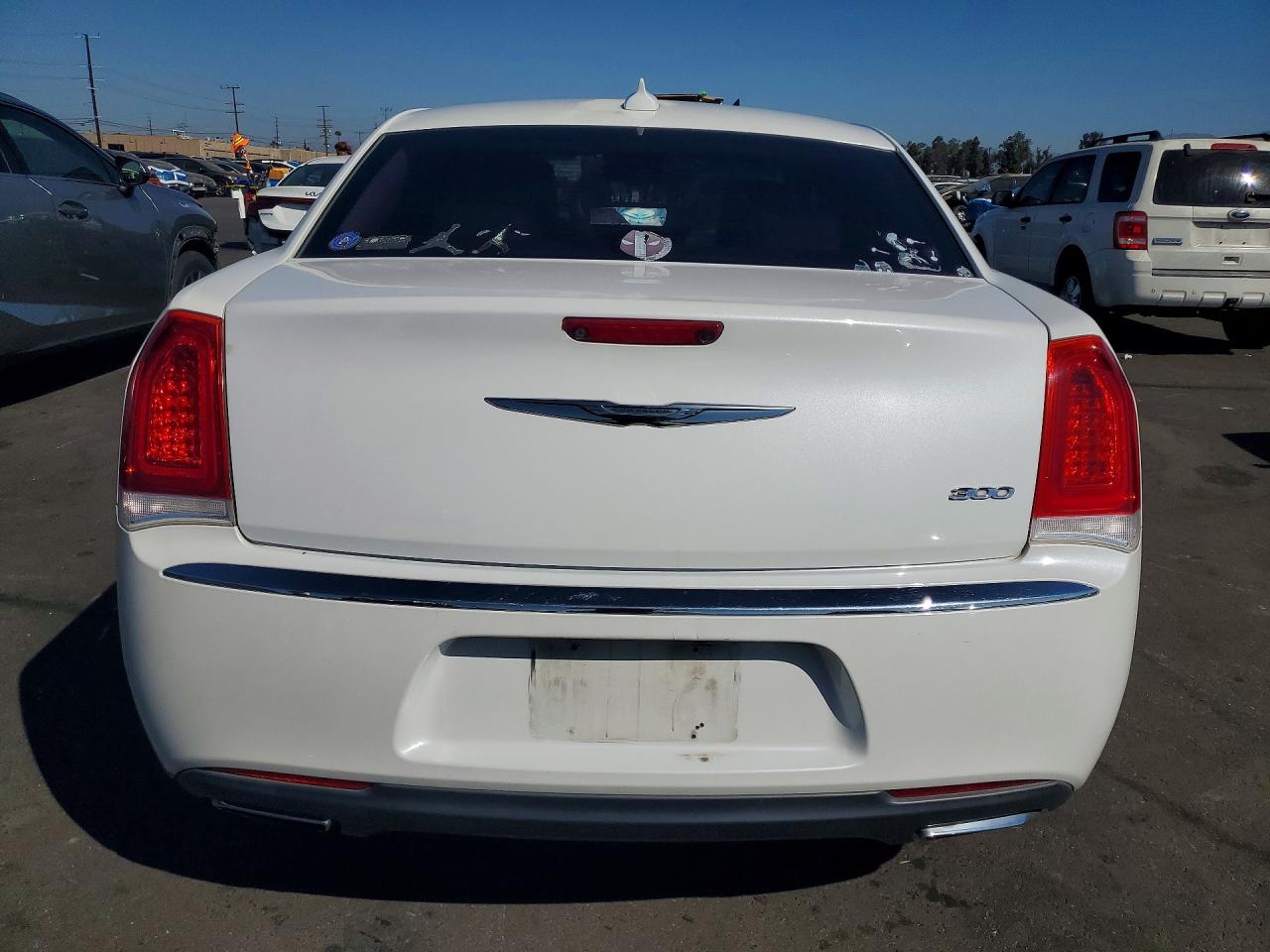 2015 Chrysler 300 Limited White vin: 2C3CCAAG5FH785775