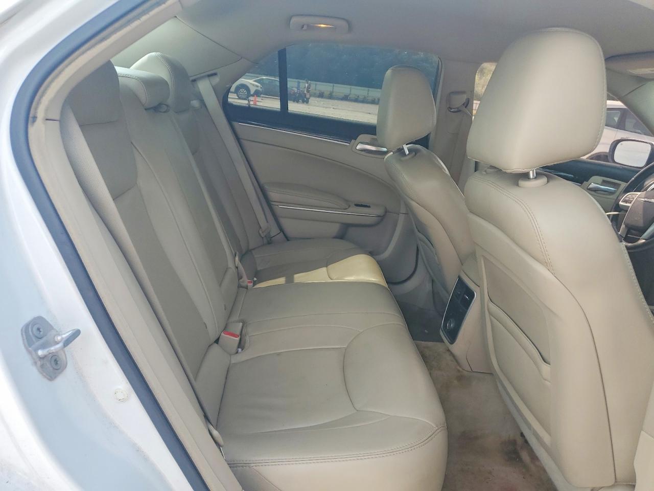 2013 Chrysler 300 White vin: 2C3CCAAG6DH736050