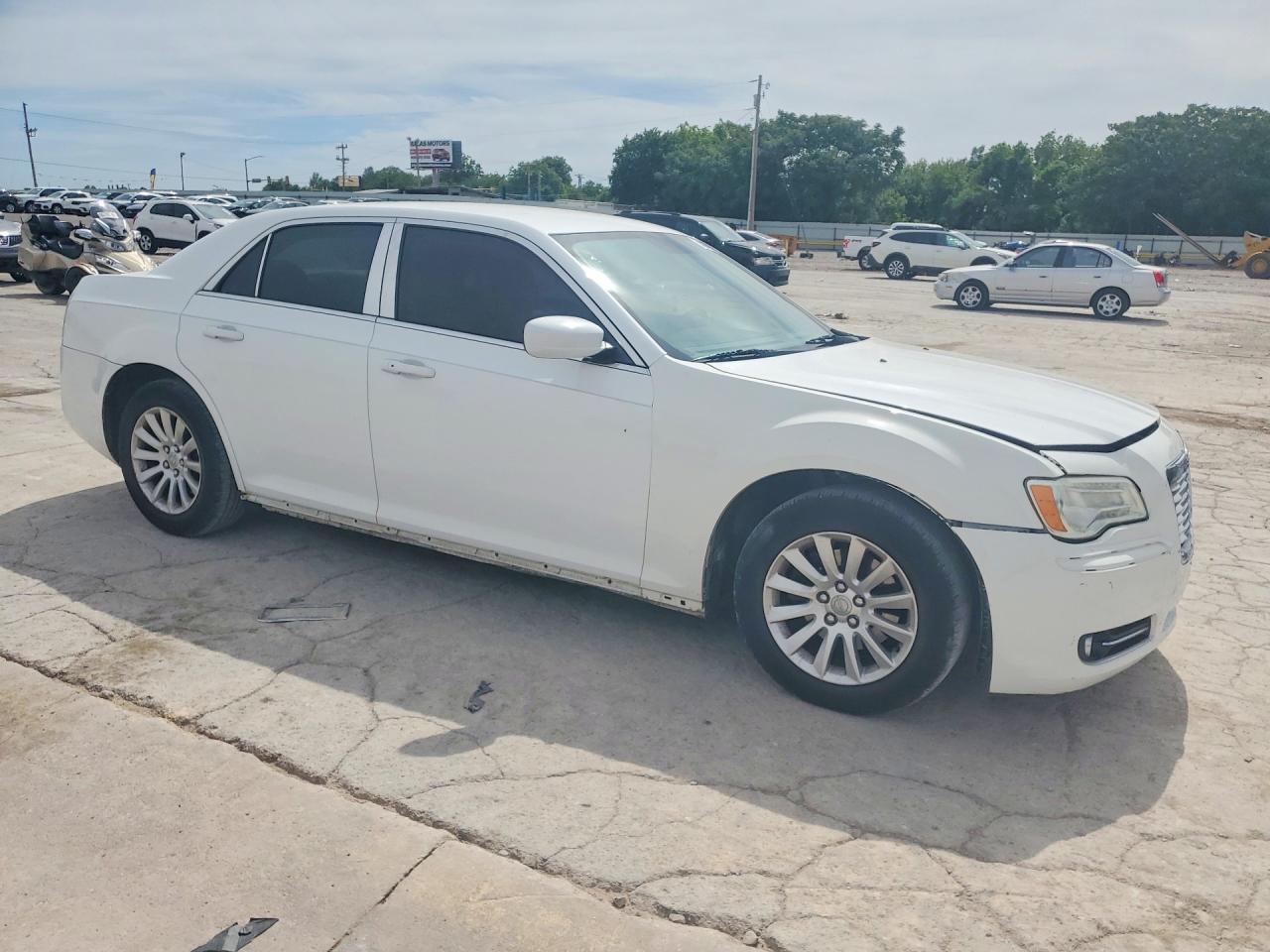 2013 Chrysler 300 White vin: 2C3CCAAG6DH736050
