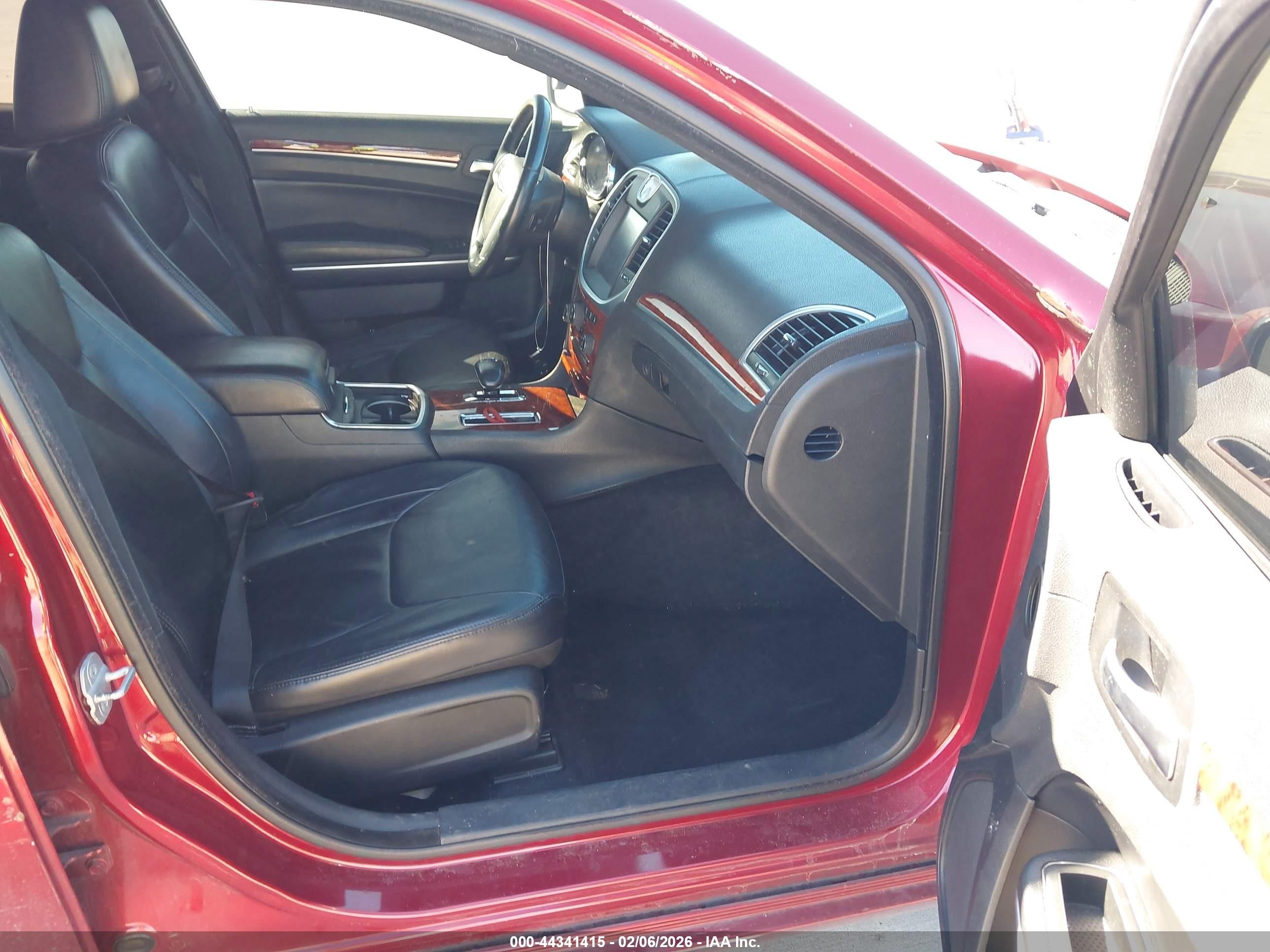 2014 Chrysler 300   Red vin: 2C3CCAAG6EH156752