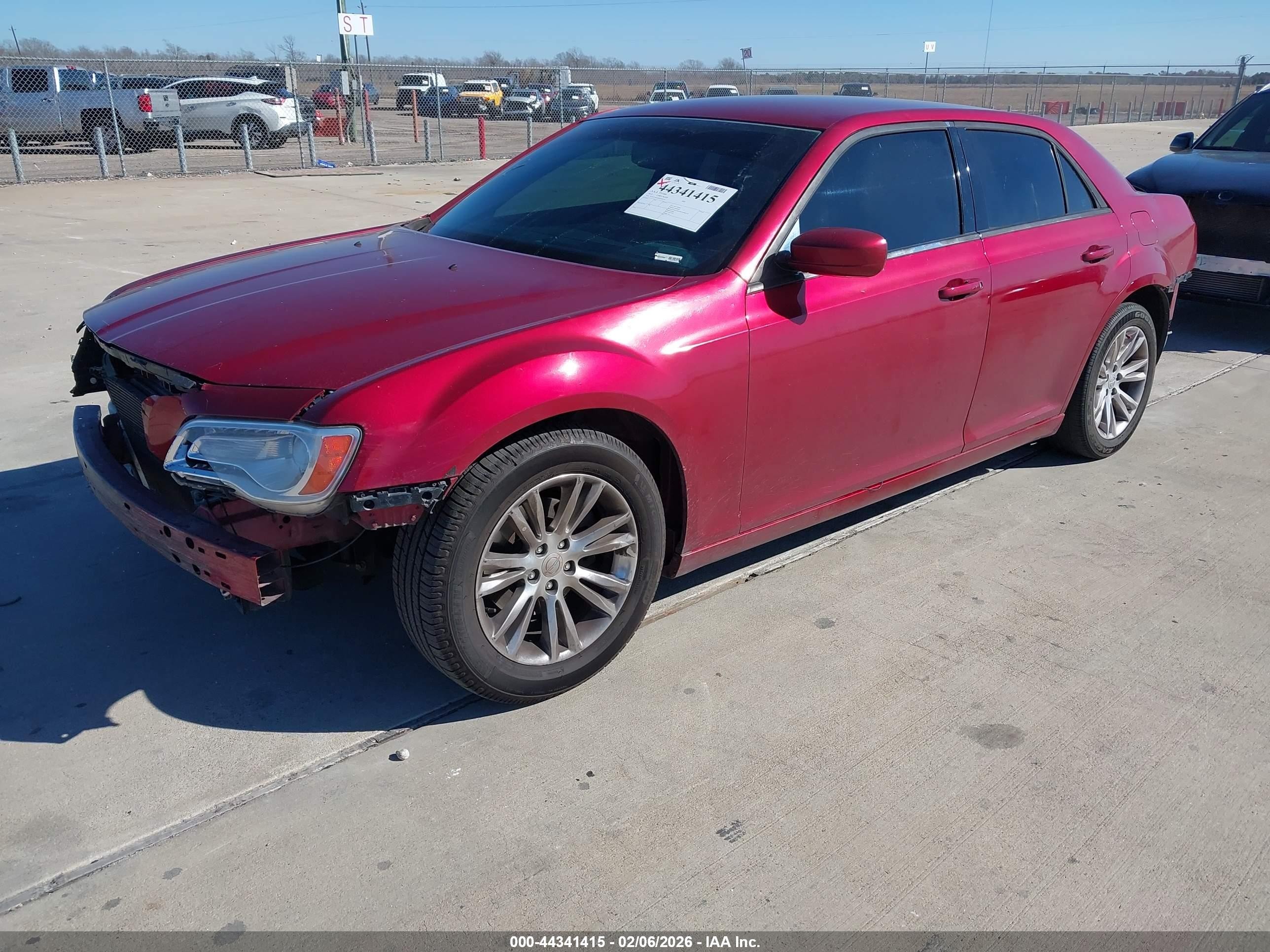 2014 Chrysler 300   Red vin: 2C3CCAAG6EH156752