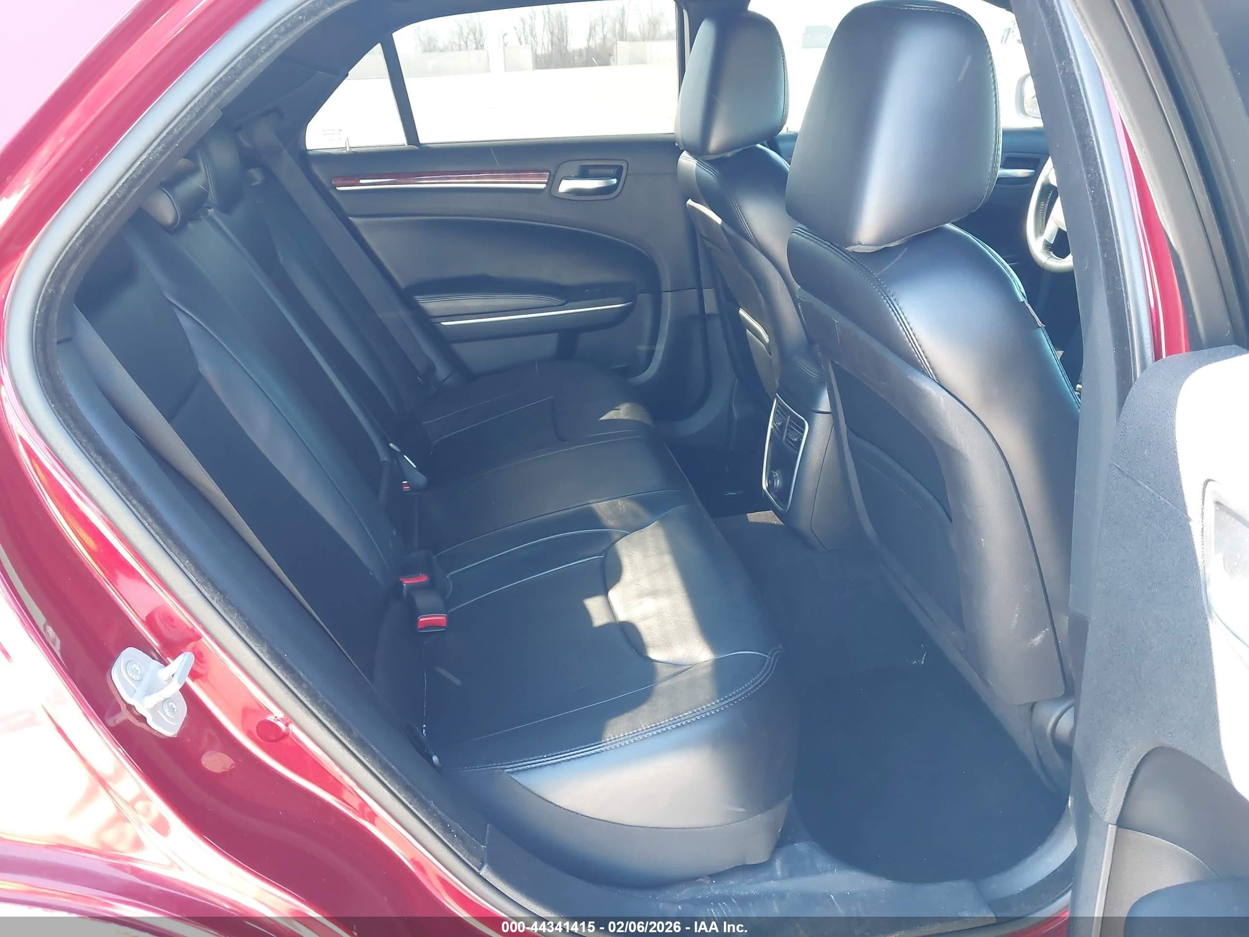 2014 Chrysler 300   Red vin: 2C3CCAAG6EH156752