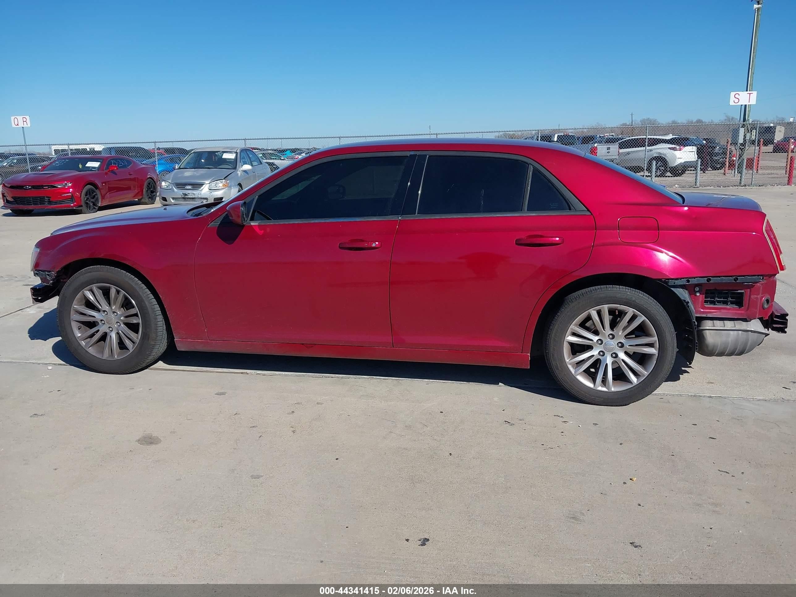 2014 Chrysler 300   Red vin: 2C3CCAAG6EH156752