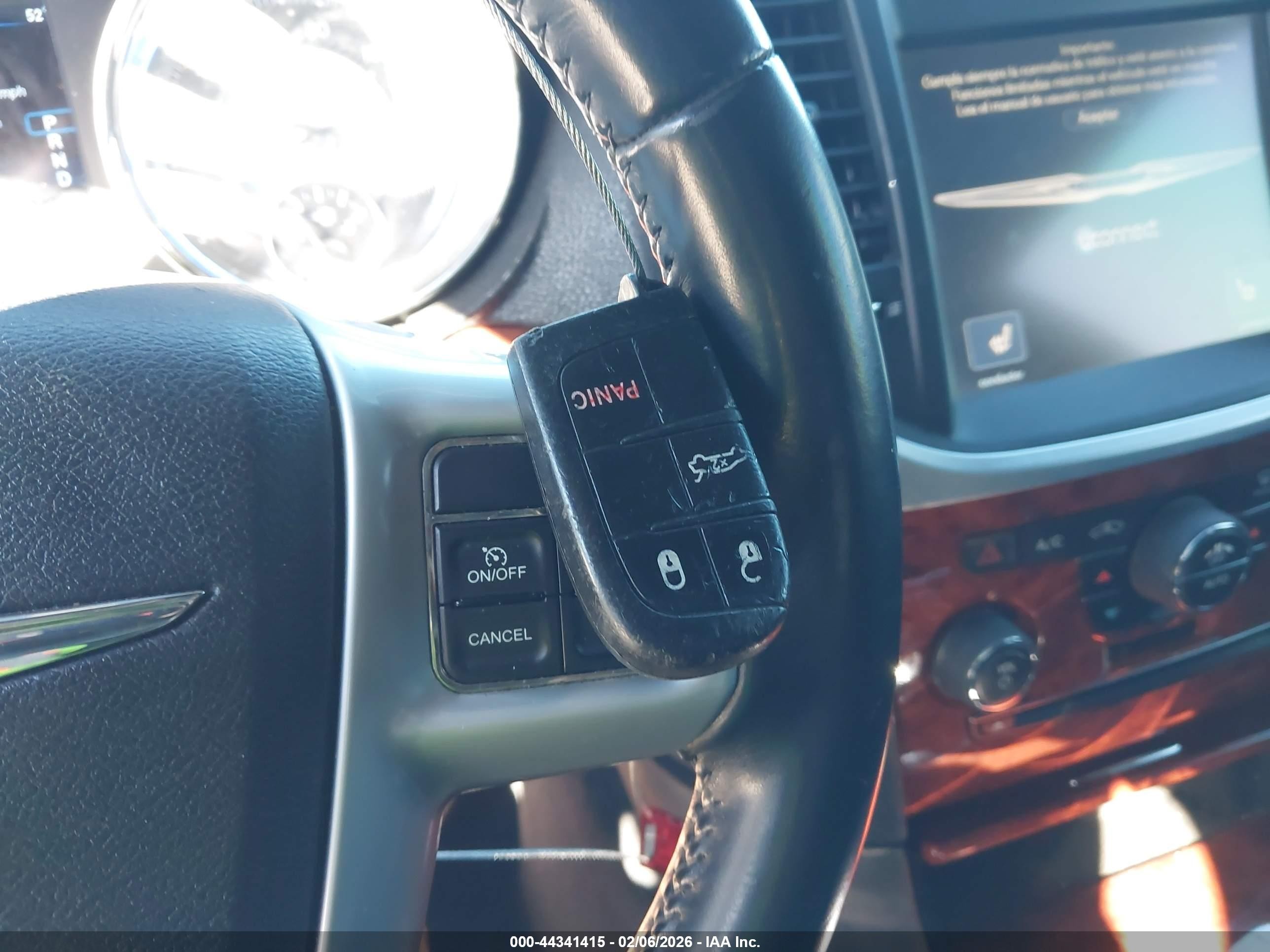 2014 Chrysler 300   Red vin: 2C3CCAAG6EH156752