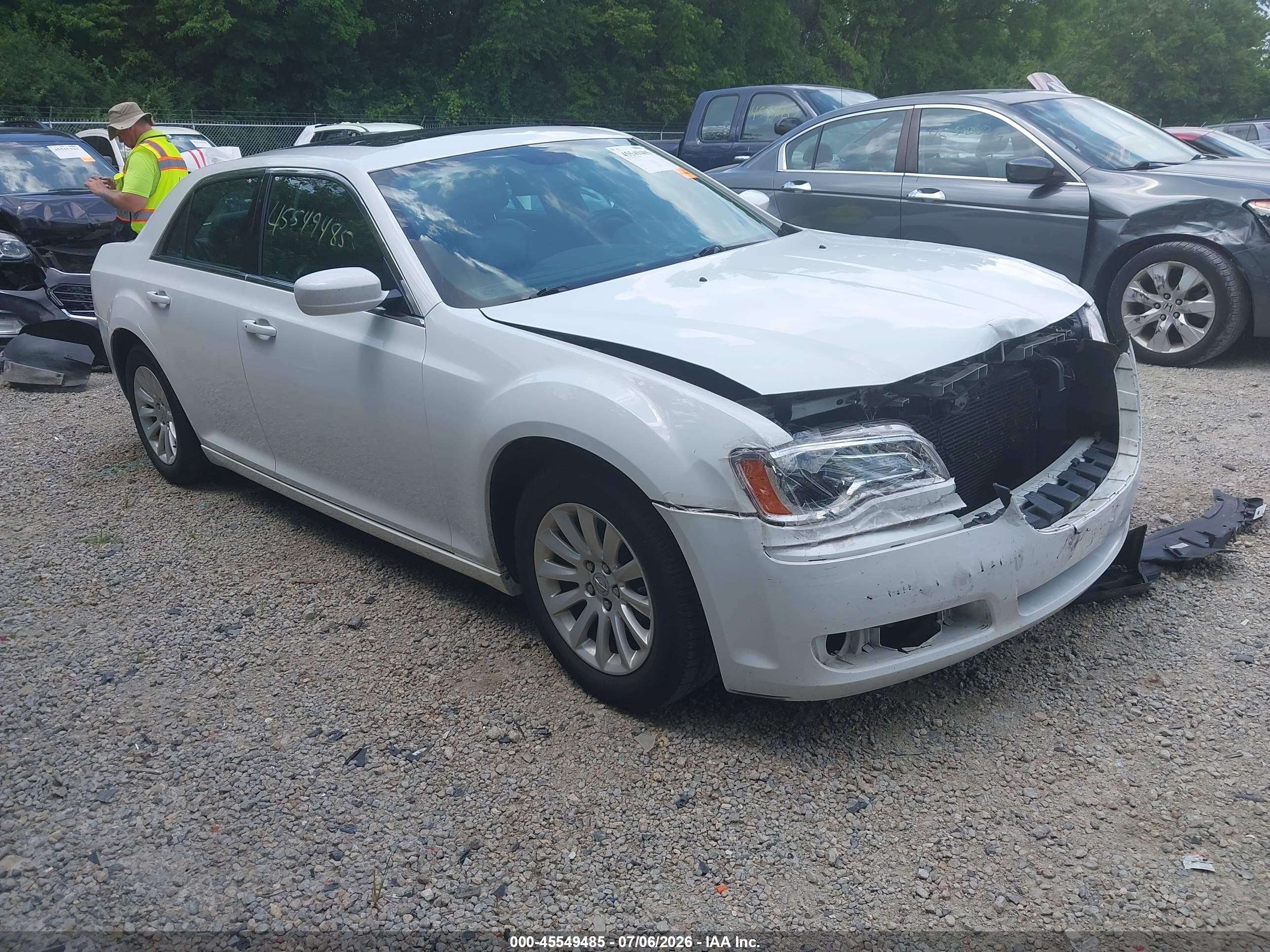 2014 Chrysler 300   White vin: 2C3CCAAG6EH217808