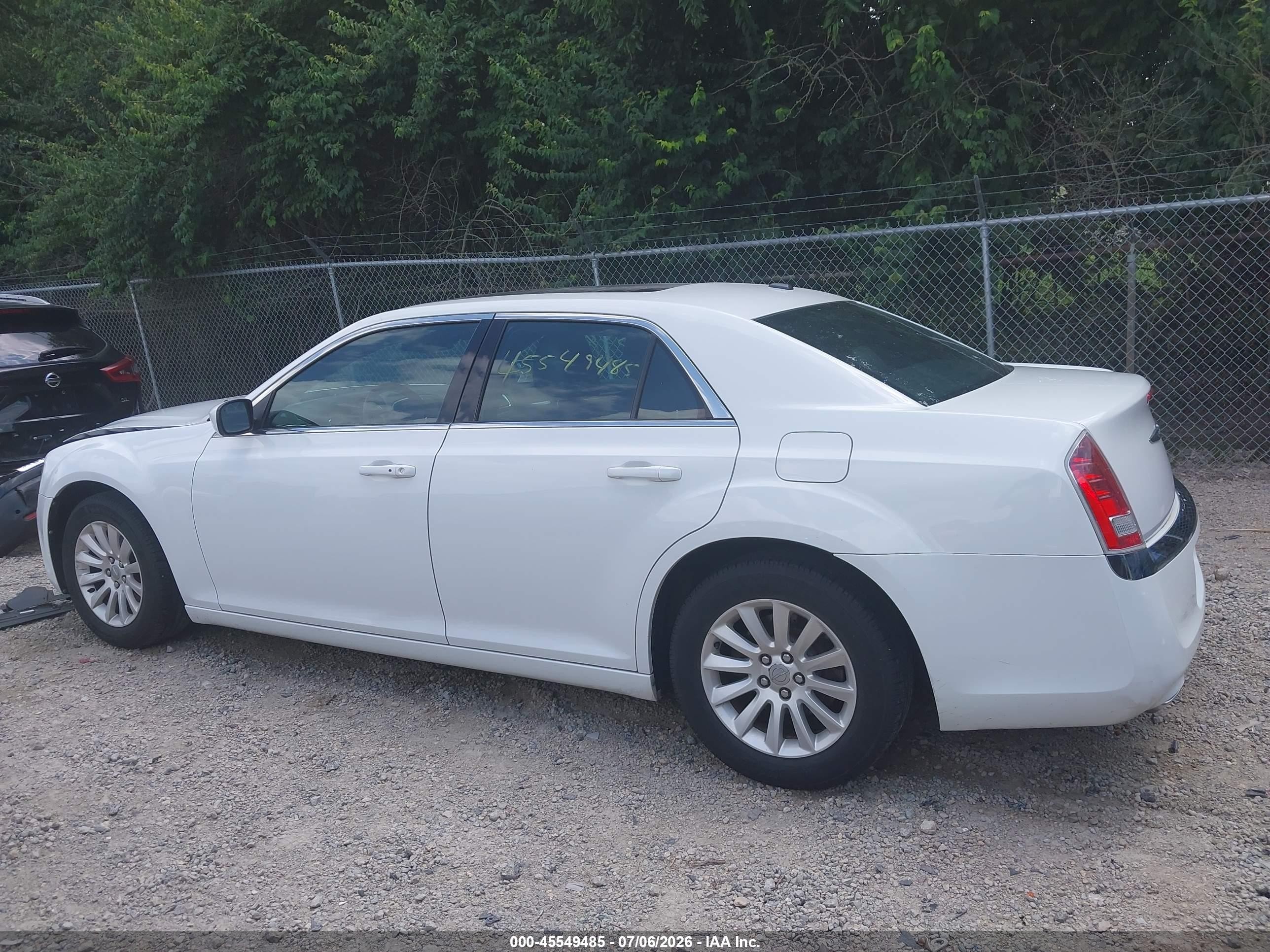 2014 Chrysler 300 White vin: 2C3CCAAG6EH217808