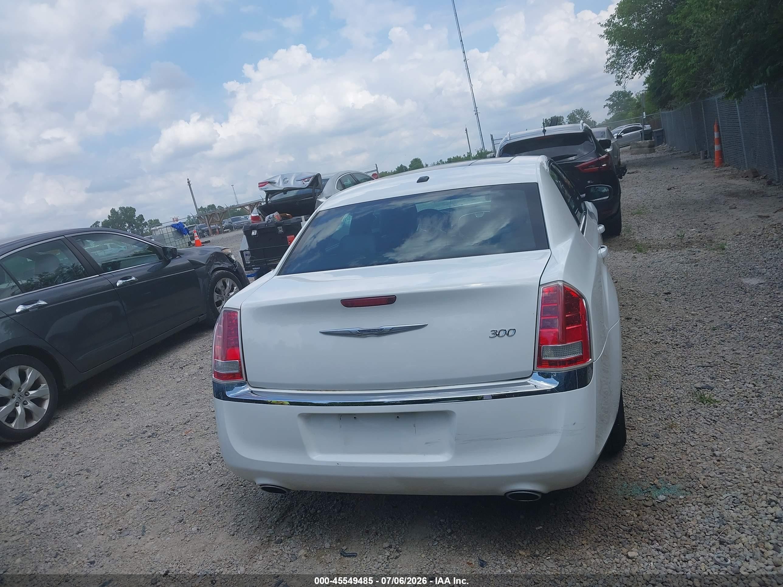 2014 Chrysler 300 White vin: 2C3CCAAG6EH217808
