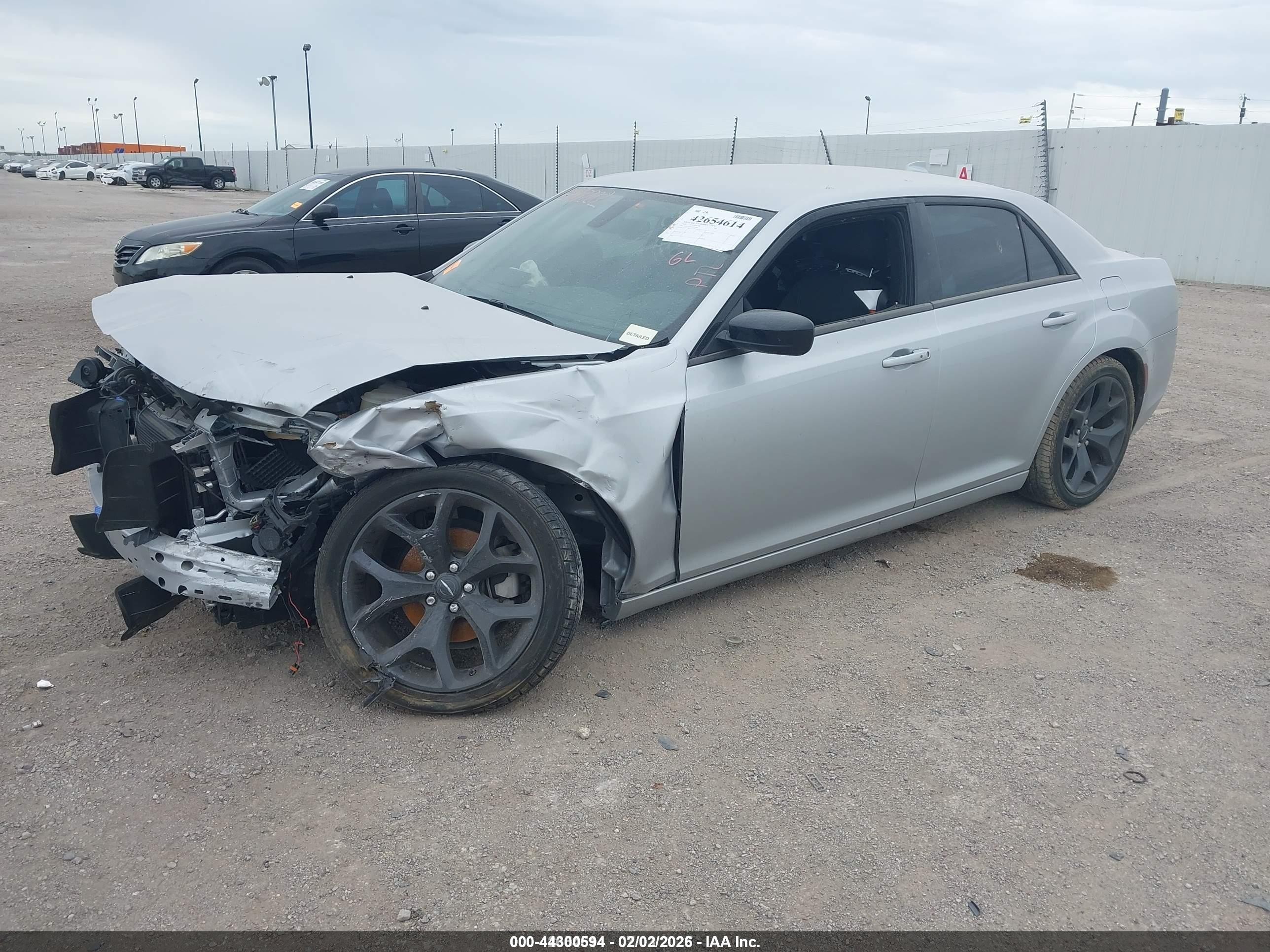 2023 Chrysler 300 Touring Серебряный vin: 2C3CCAAG6PH537925