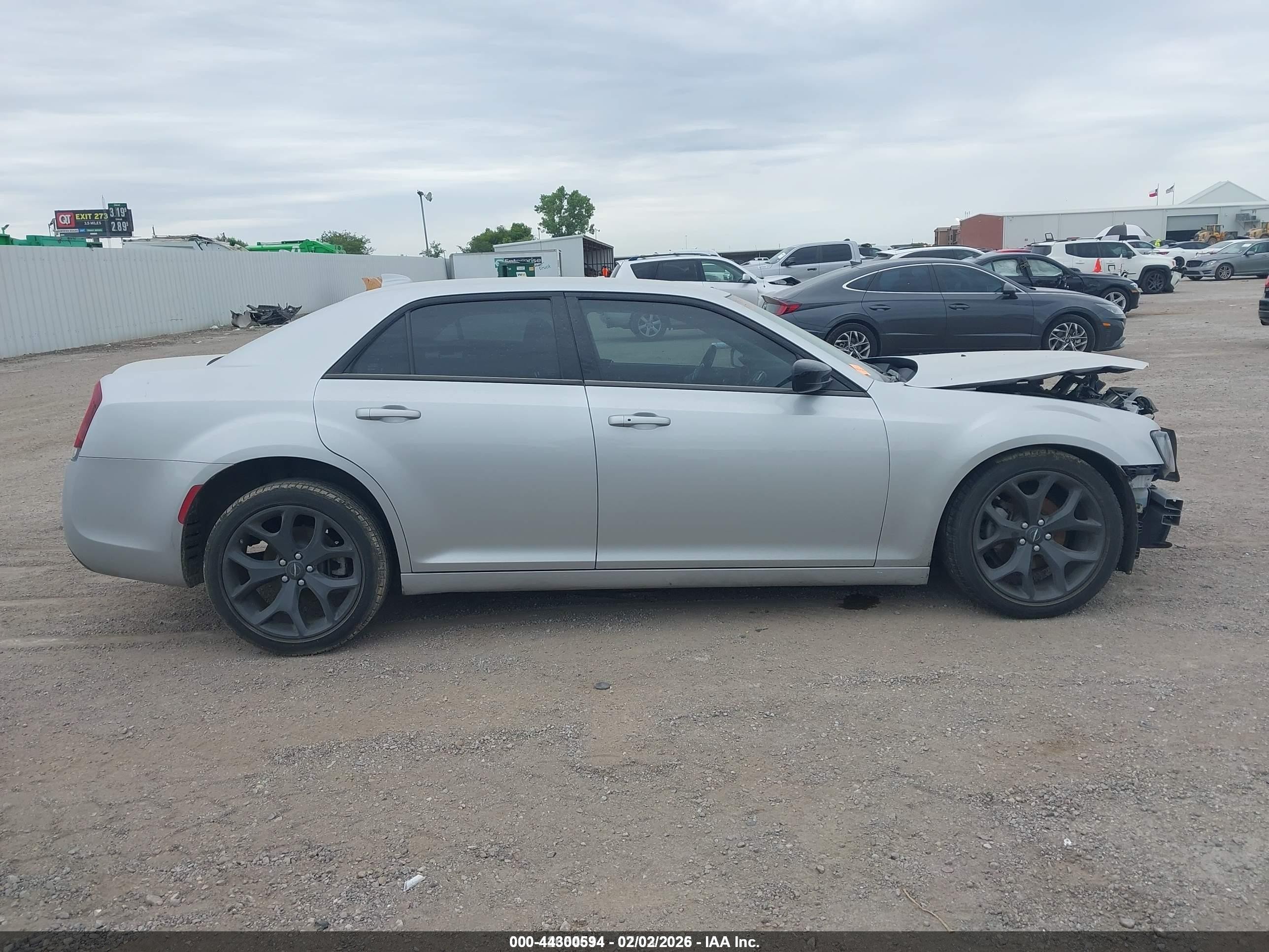 2023 Chrysler 300 Touring Серебряный vin: 2C3CCAAG6PH537925