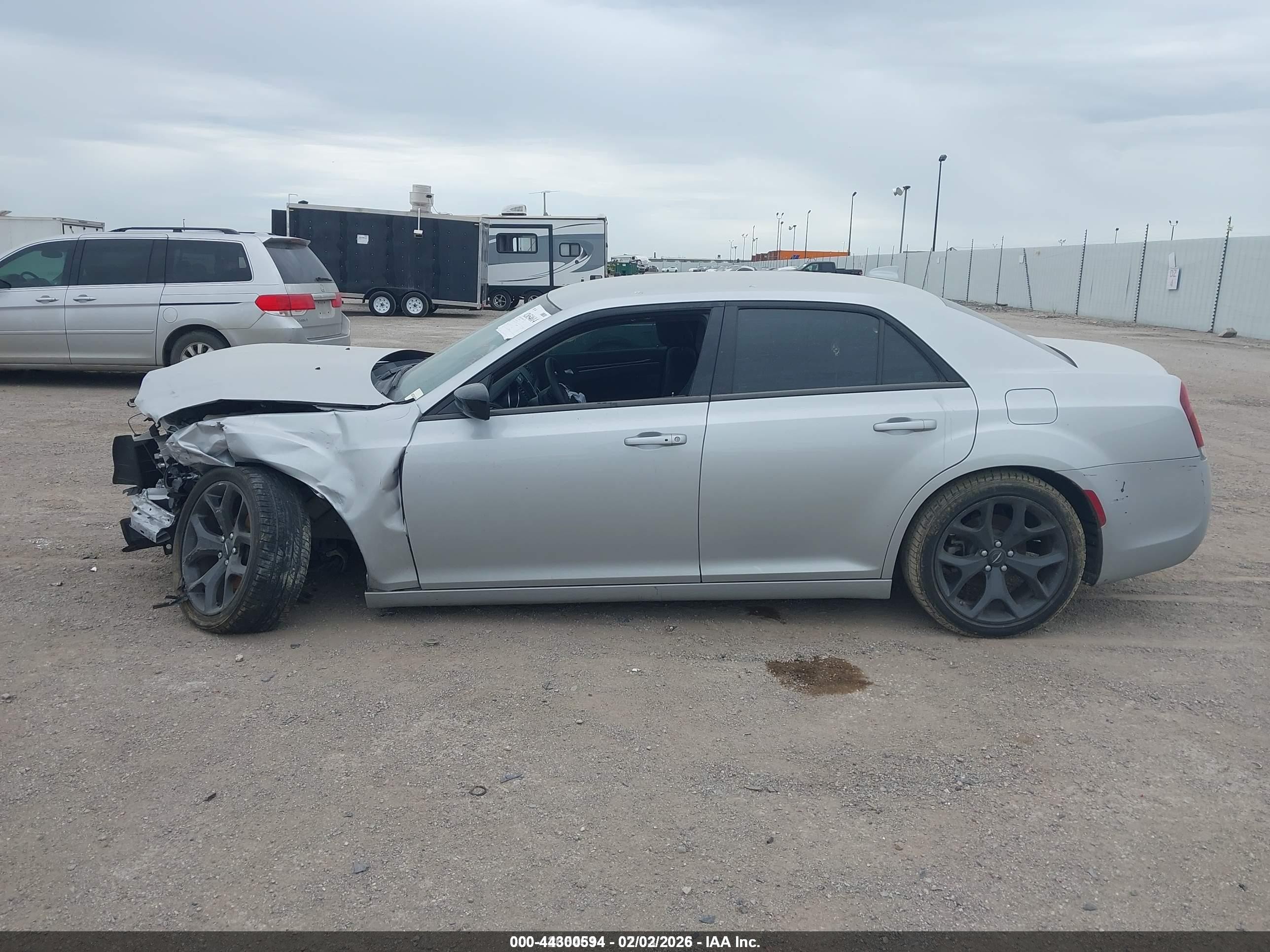 2023 Chrysler 300 Touring Серебряный vin: 2C3CCAAG6PH537925
