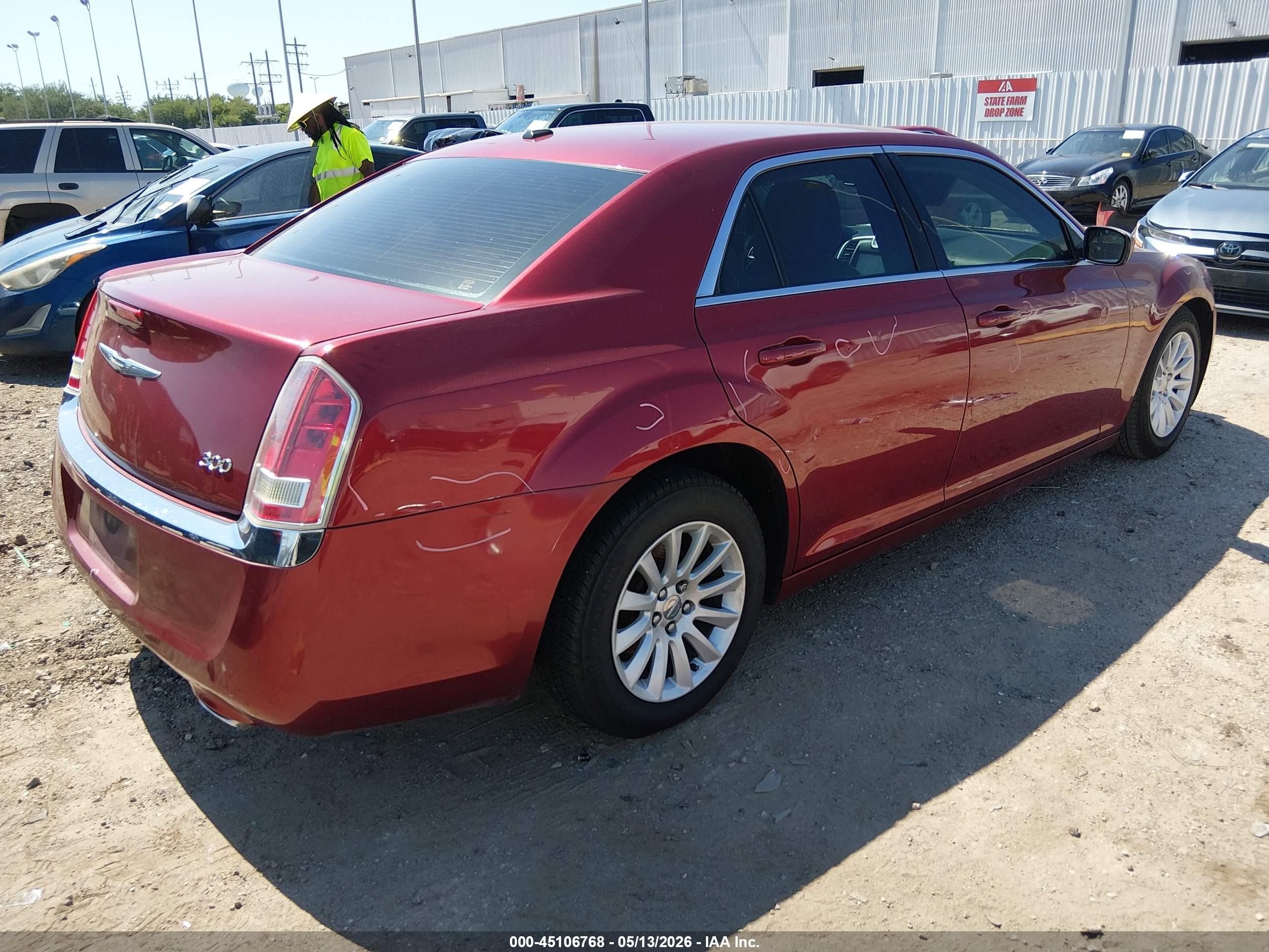 2014 Chrysler 300   Красный vin: 2C3CCAAG7EH105678