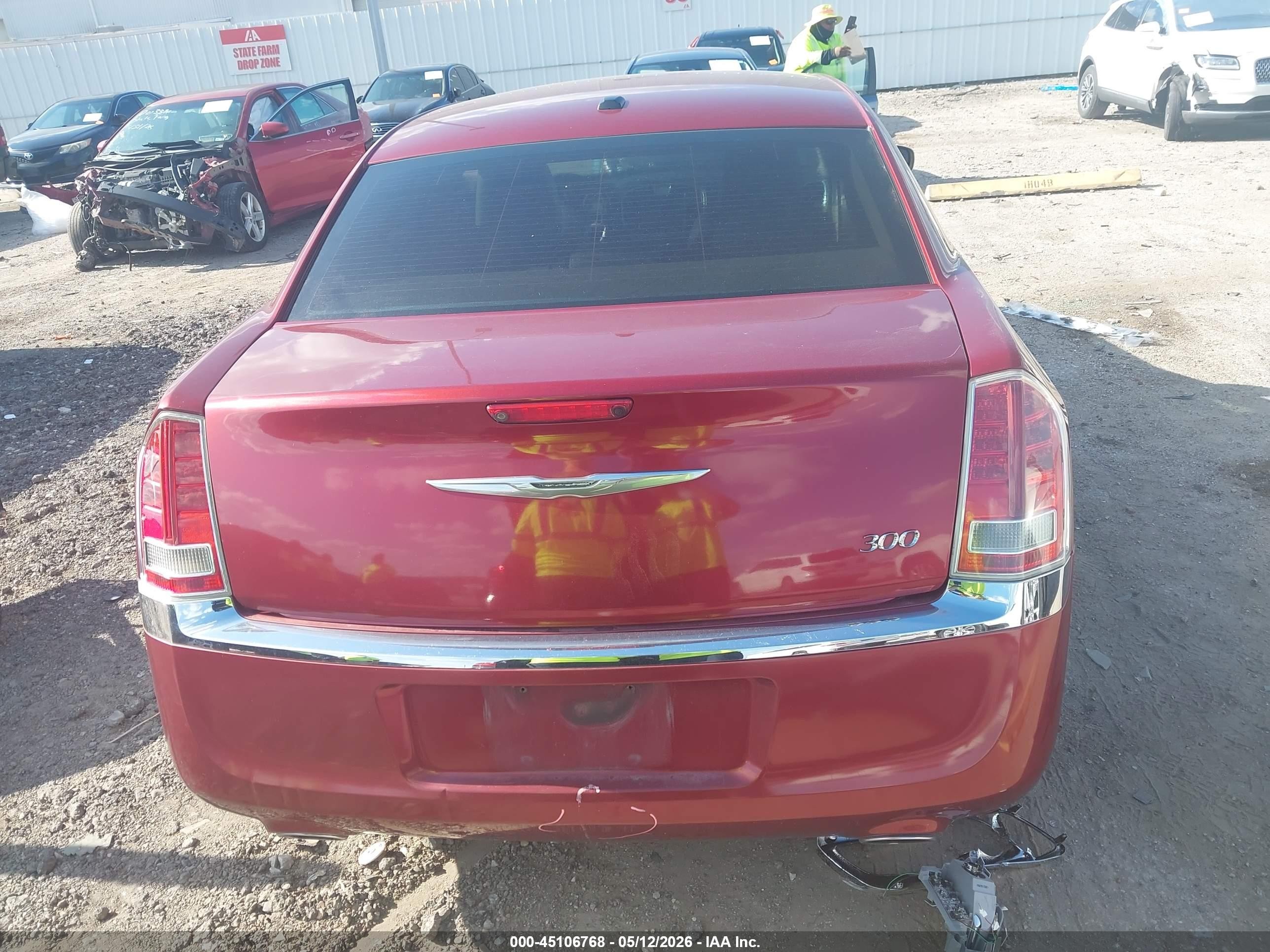 2014 Chrysler 300   Красный vin: 2C3CCAAG7EH105678