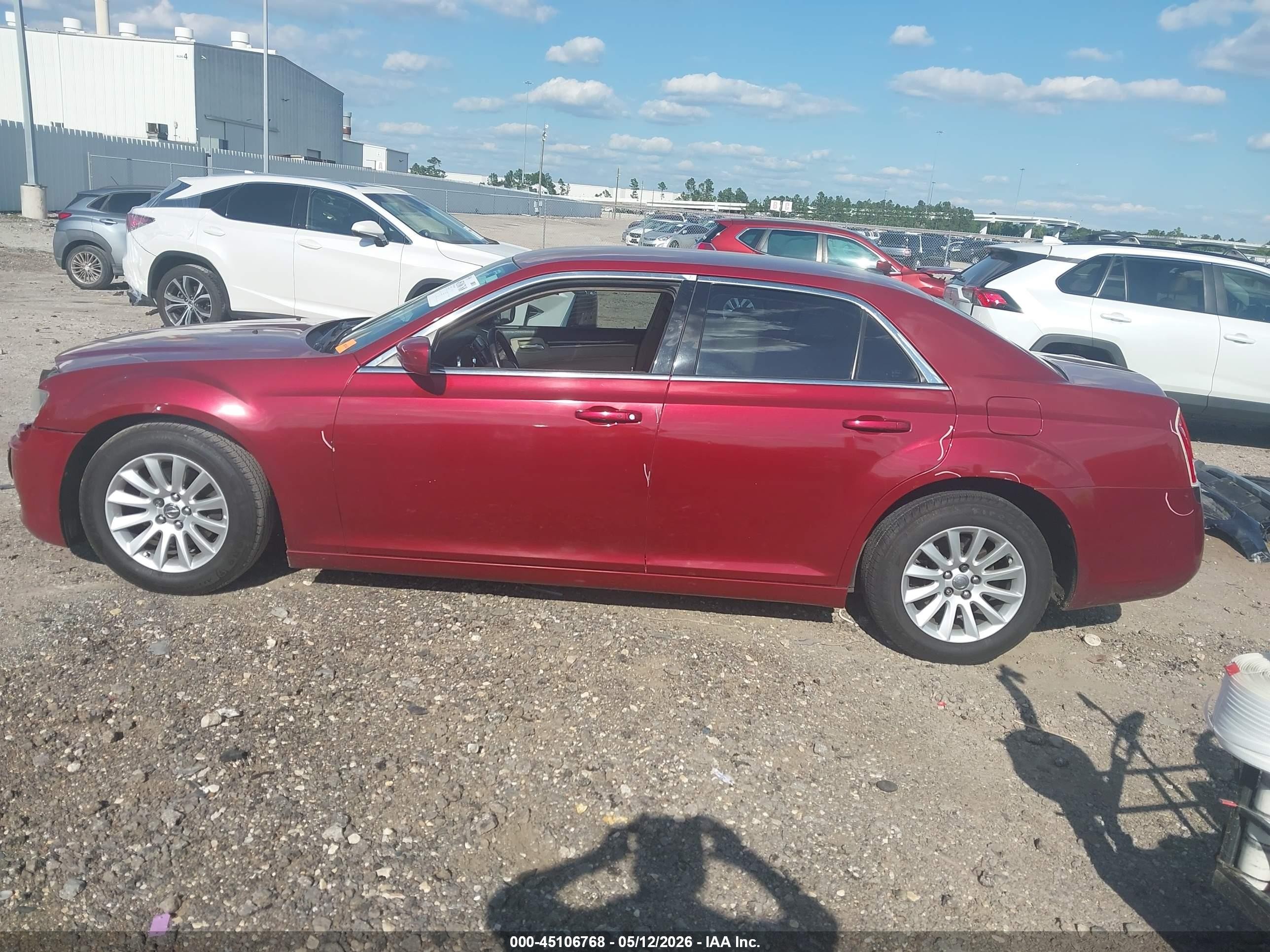 2014 Chrysler 300   Красный vin: 2C3CCAAG7EH105678