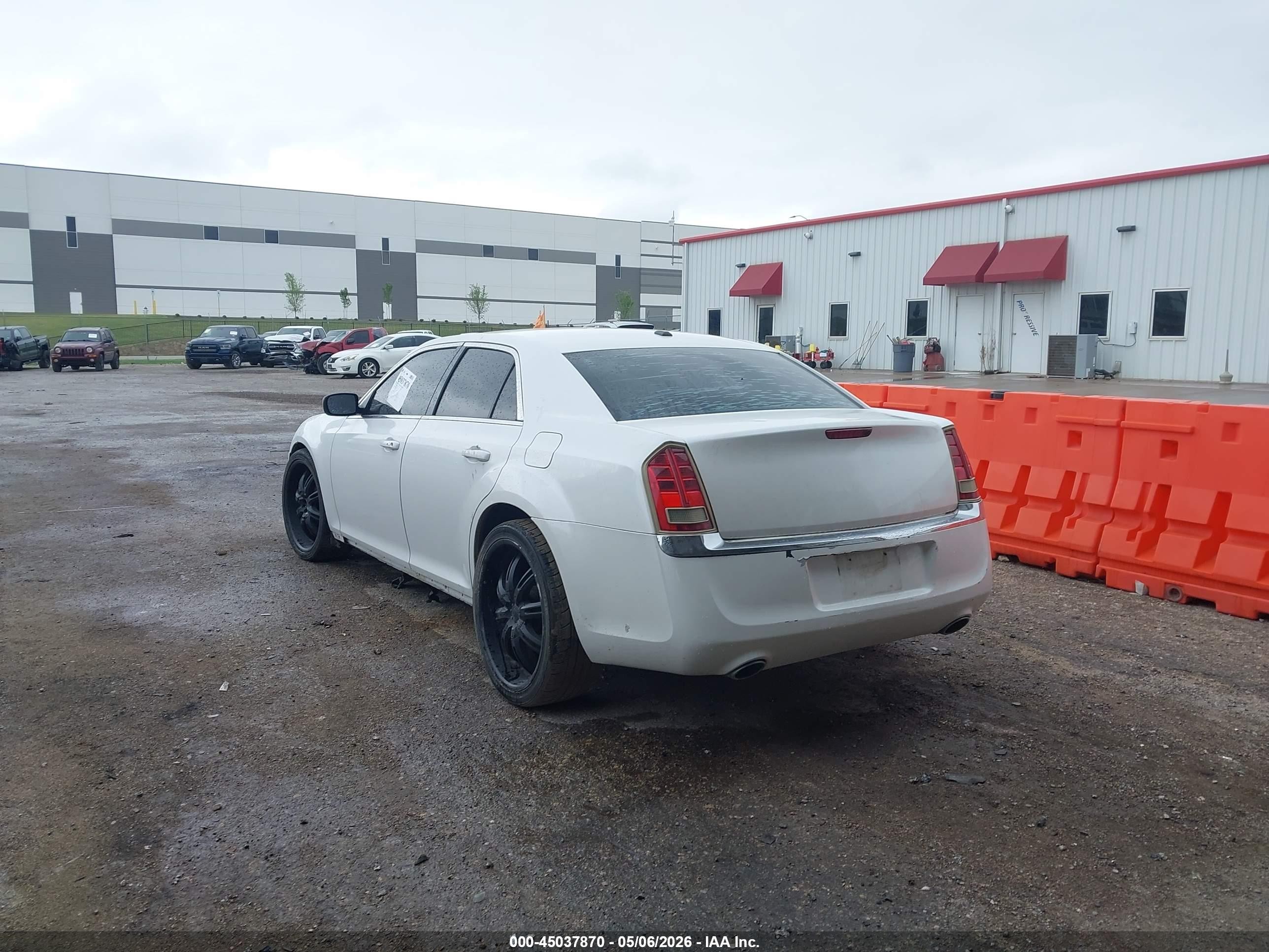 2012 Chrysler 300   White vin: 2C3CCAAG8CH104925