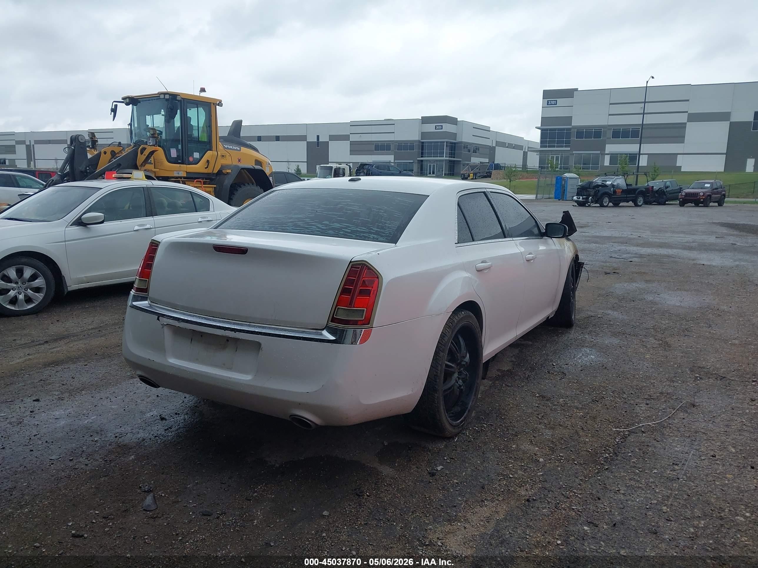 2012 Chrysler 300   White vin: 2C3CCAAG8CH104925