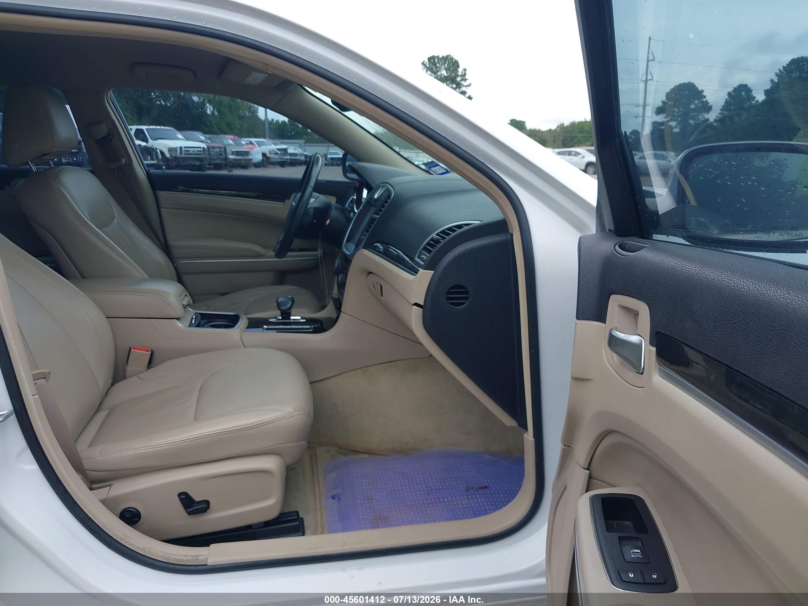 2014 Chrysler 300   White vin: 2C3CCAAG8EH160074