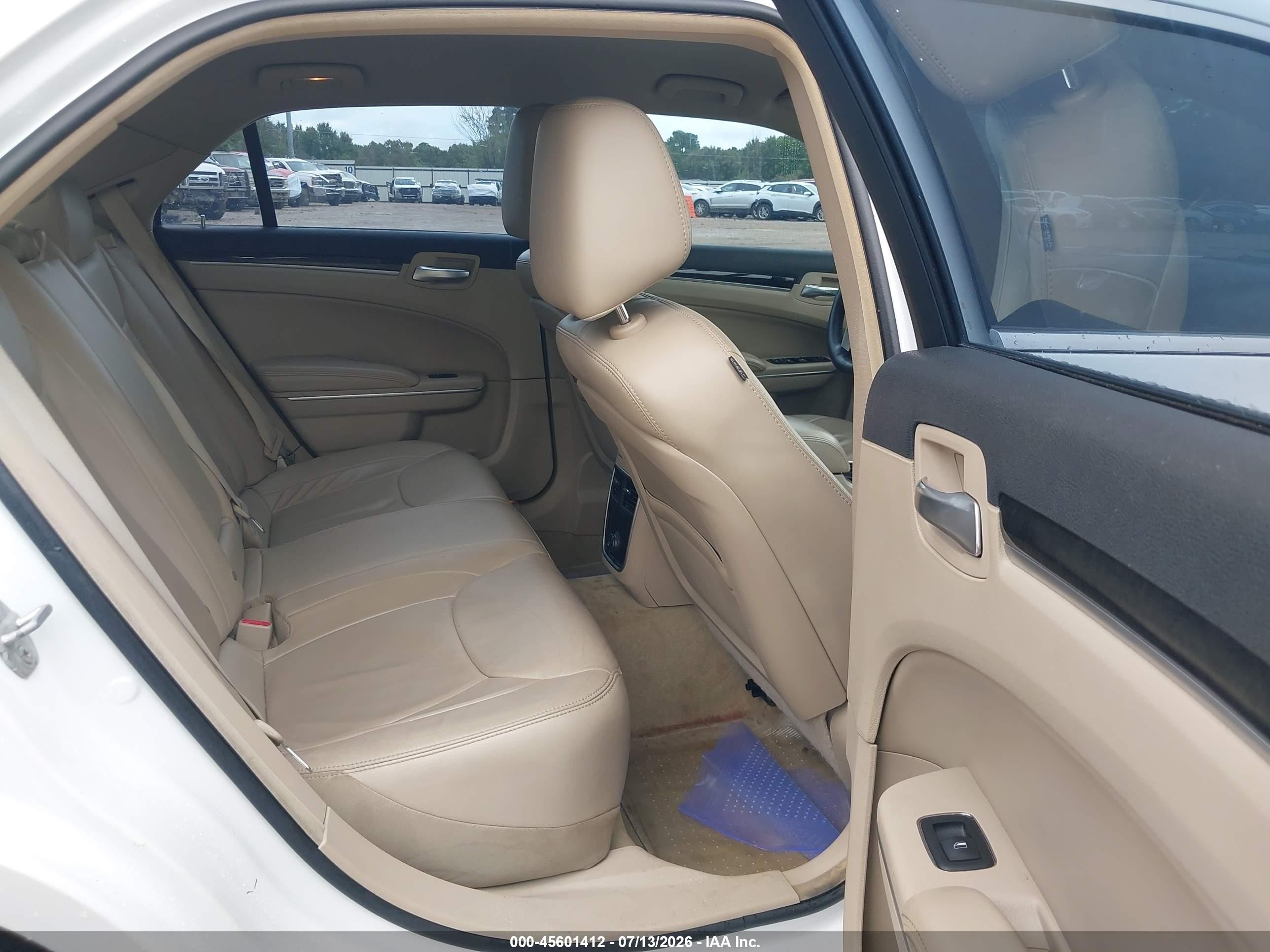 2014 Chrysler 300   White vin: 2C3CCAAG8EH160074