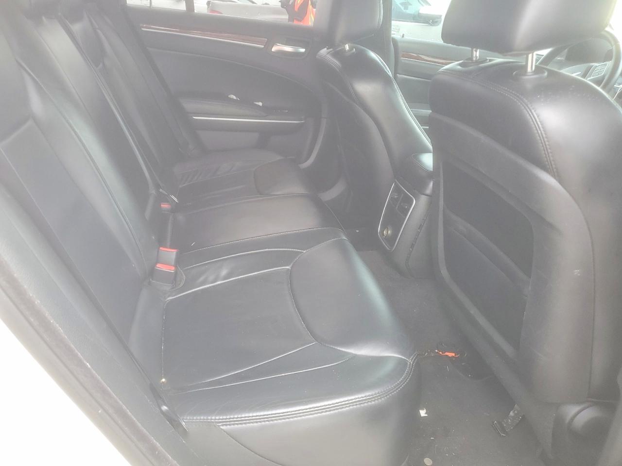 2014 Chrysler 300 White vin: 2C3CCAAG8EH190062