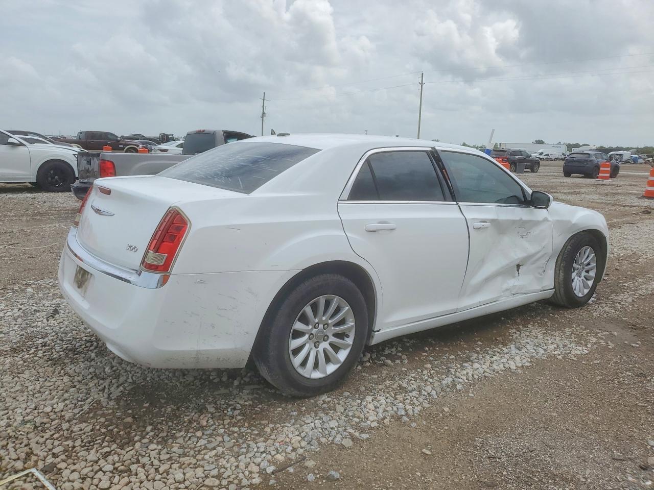 2014 Chrysler 300 White vin: 2C3CCAAG8EH190062