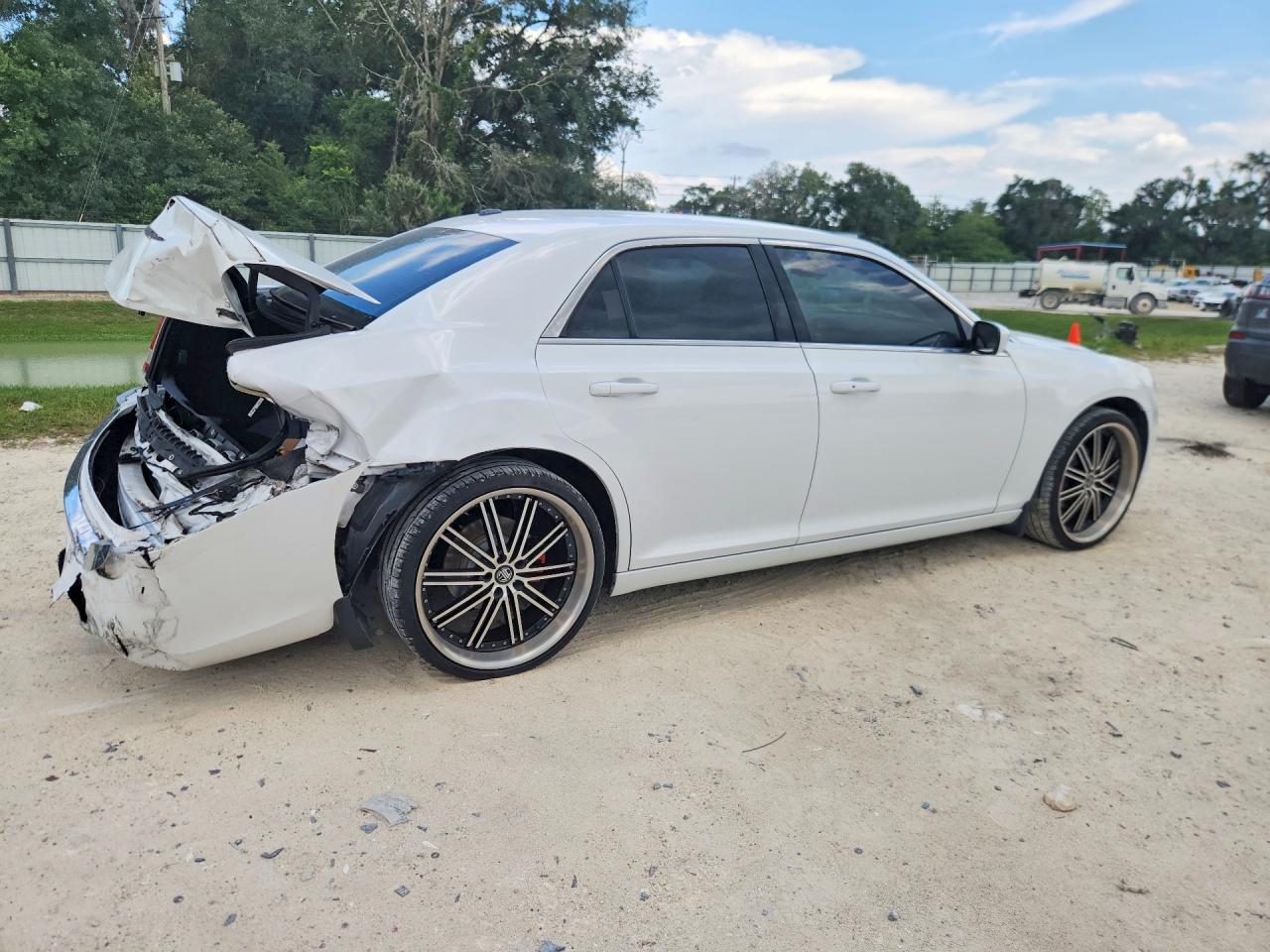 2014 Chrysler 300 White vin: 2C3CCAAG8EH228356