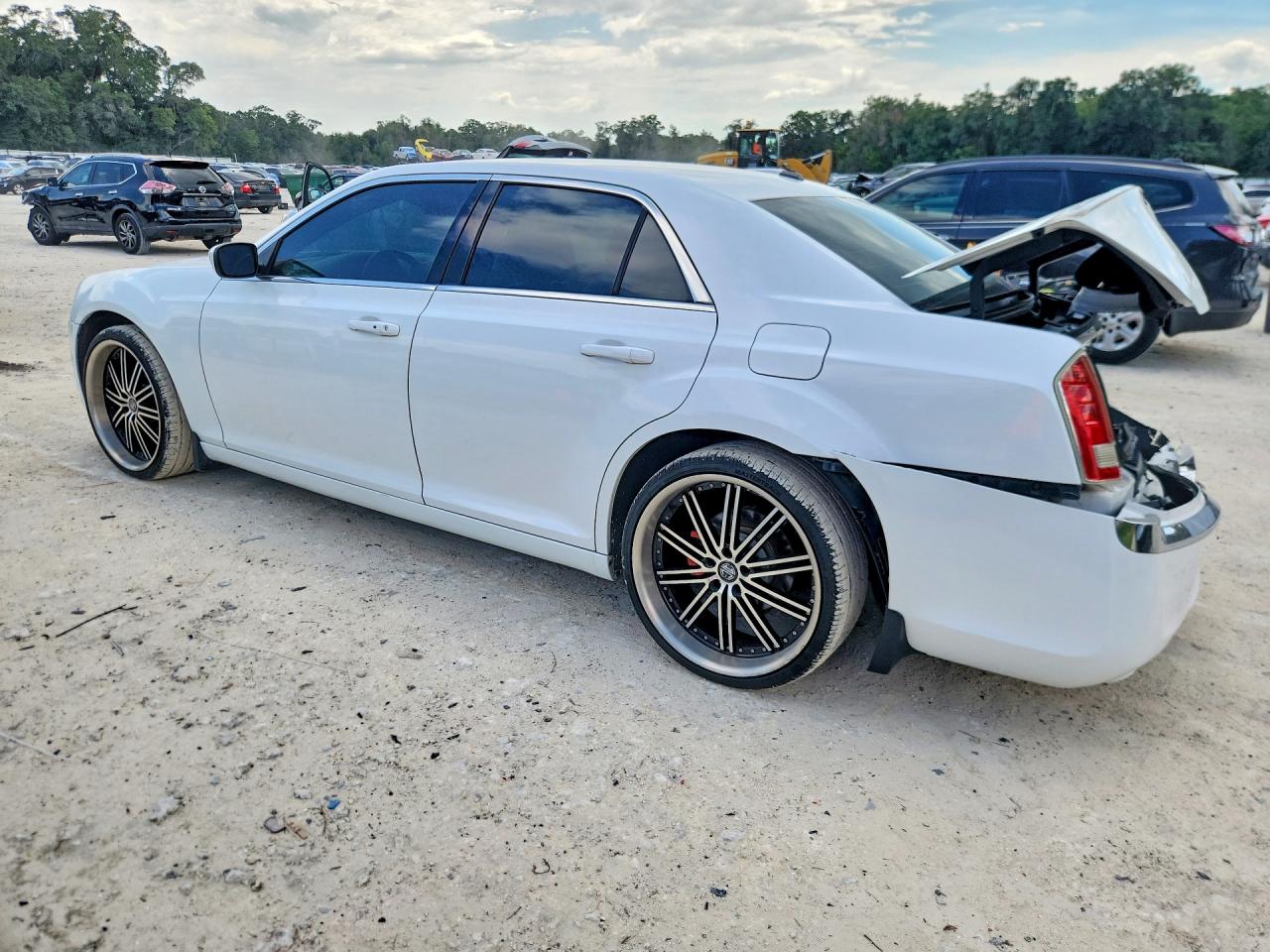 2014 Chrysler 300 White vin: 2C3CCAAG8EH228356