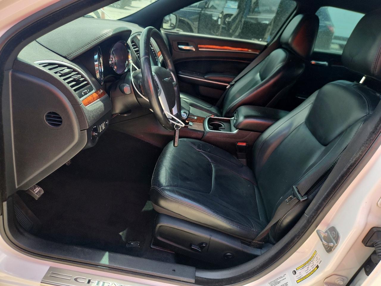 2014 Chrysler 300 White vin: 2C3CCAAG8EH228356