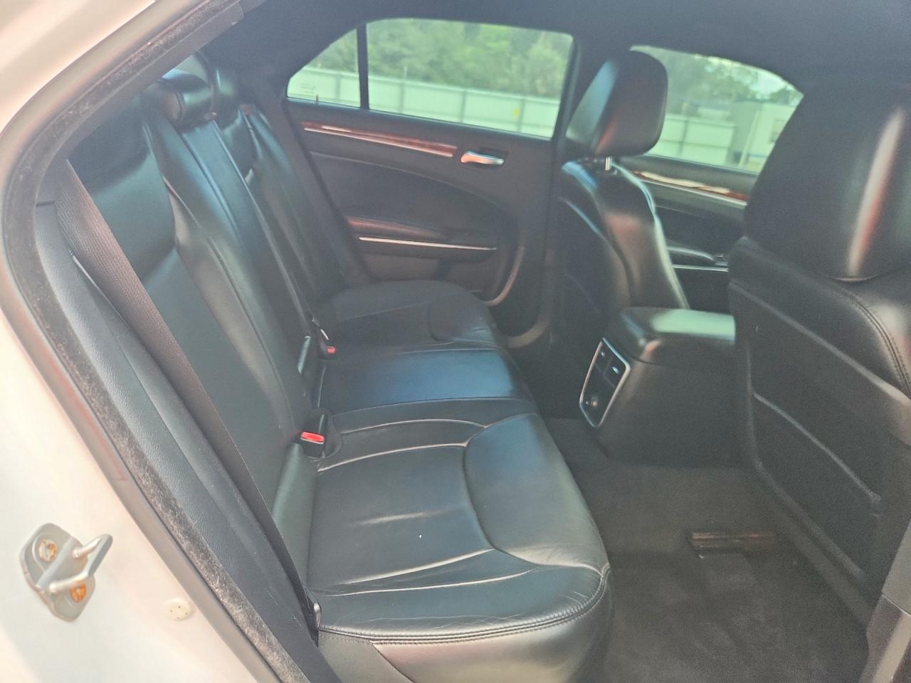 2014 Chrysler 300 White vin: 2C3CCAAG8EH228356