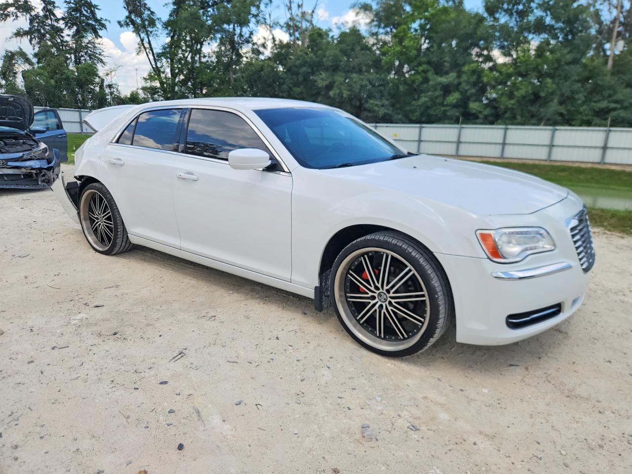 2014 Chrysler 300 White vin: 2C3CCAAG8EH228356