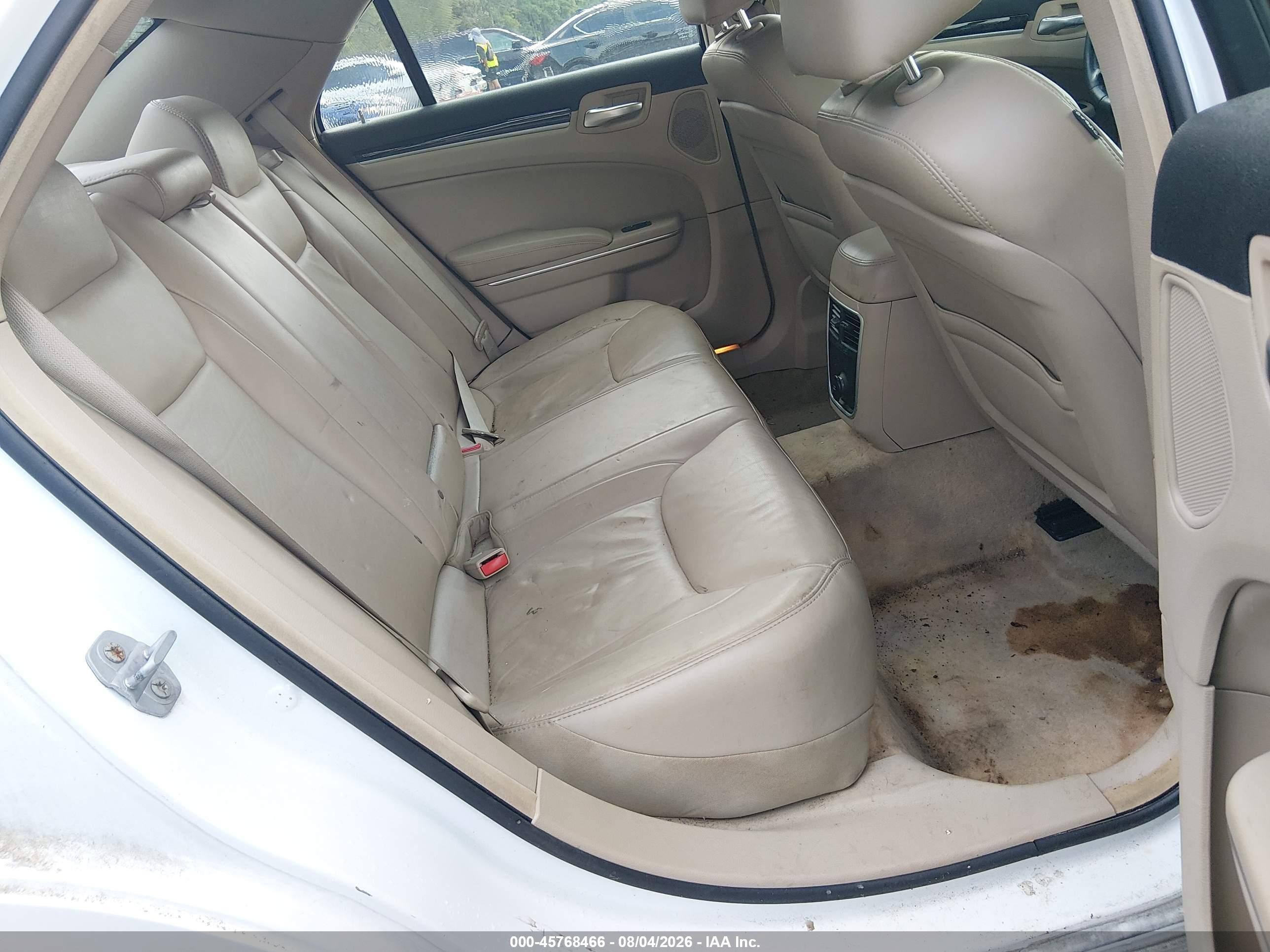 2014 Chrysler 300   White vin: 2C3CCAAG8EH354992
