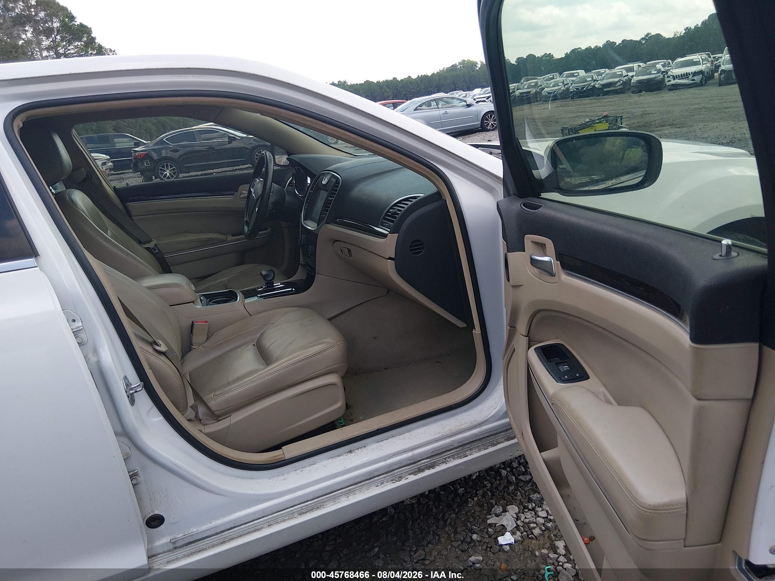 2014 Chrysler 300   White vin: 2C3CCAAG8EH354992