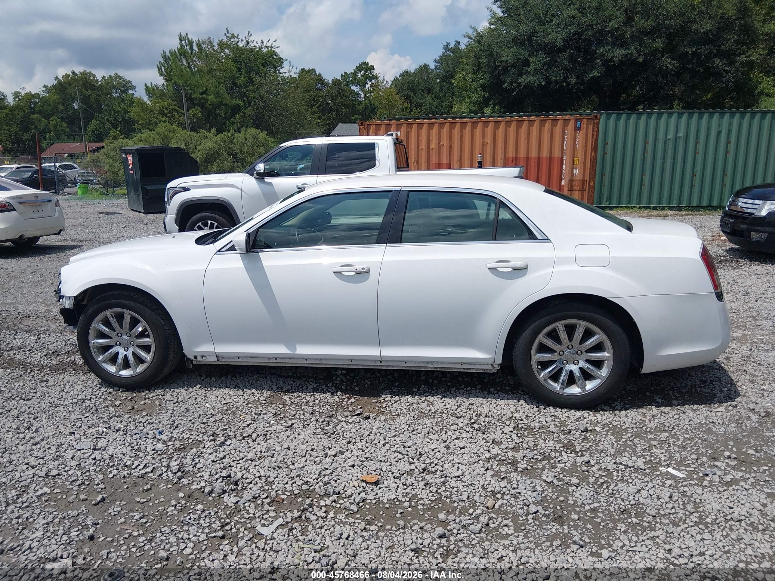 2014 Chrysler 300   White vin: 2C3CCAAG8EH354992