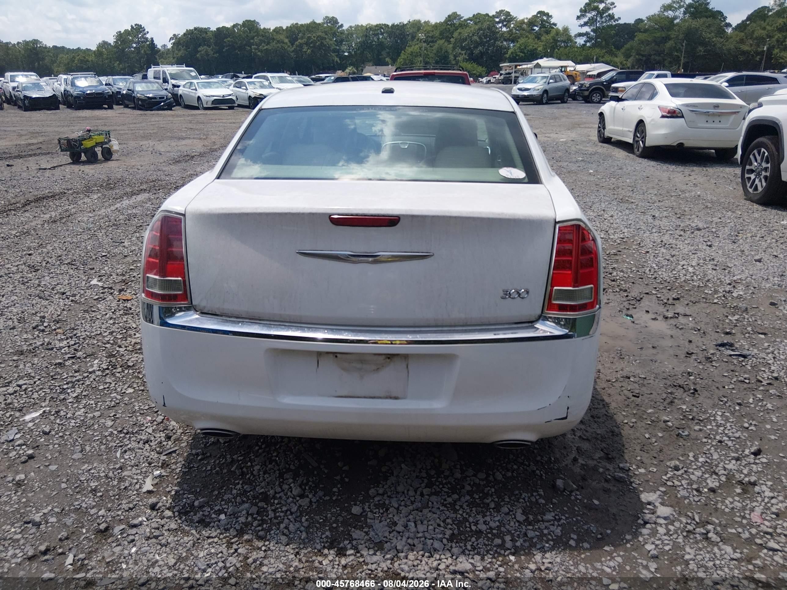 2014 Chrysler 300   White vin: 2C3CCAAG8EH354992