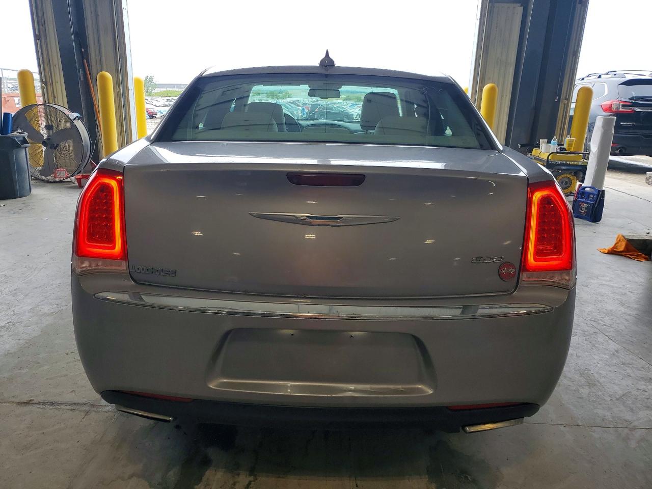2015 Chrysler 300 Limited Silver vin: 2C3CCAAG8FH735887