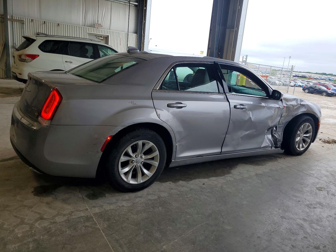 2015 Chrysler 300 Limited Silver vin: 2C3CCAAG8FH735887