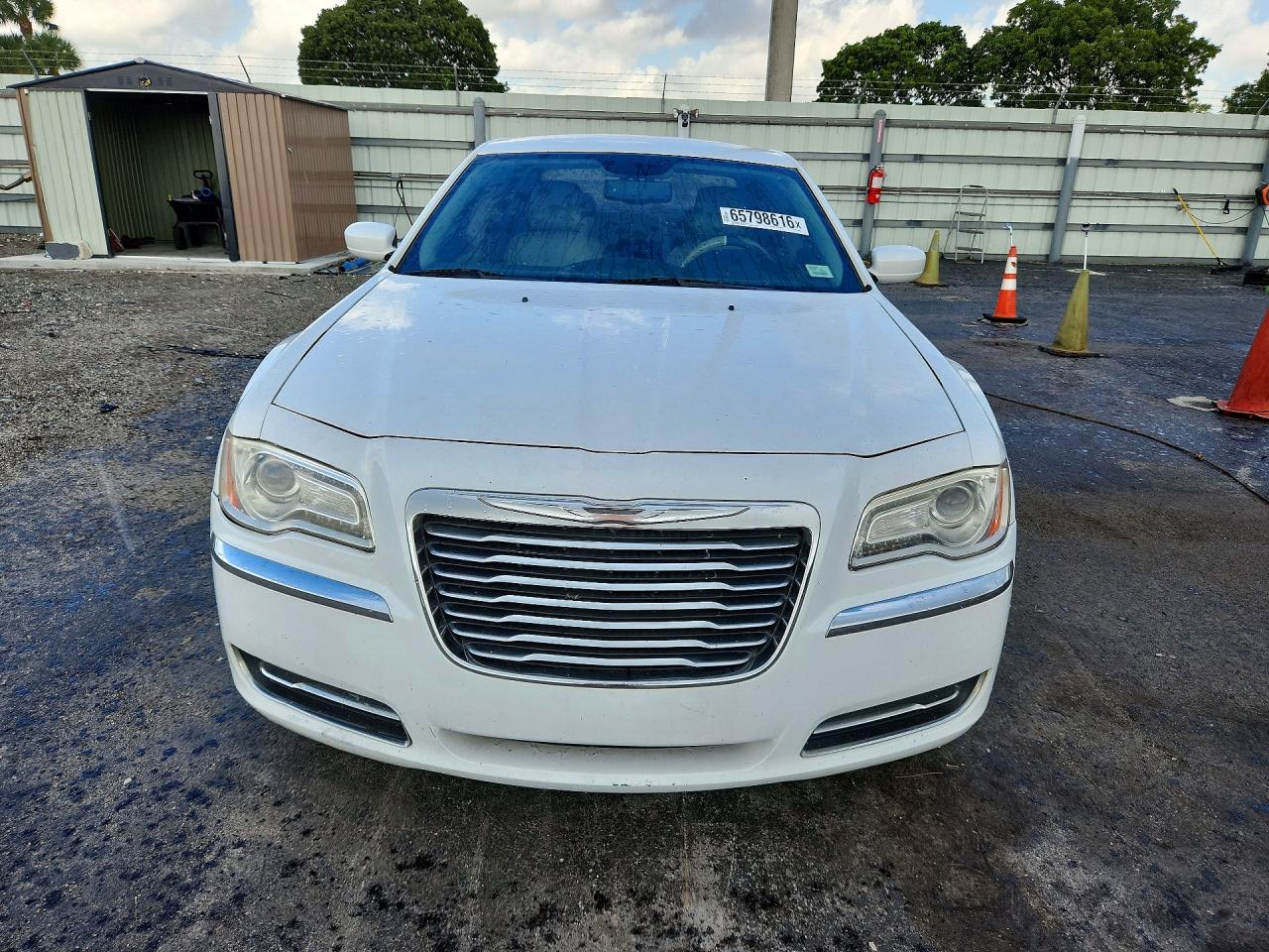2014 Chrysler 300 White vin: 2C3CCAAG9EH335996
