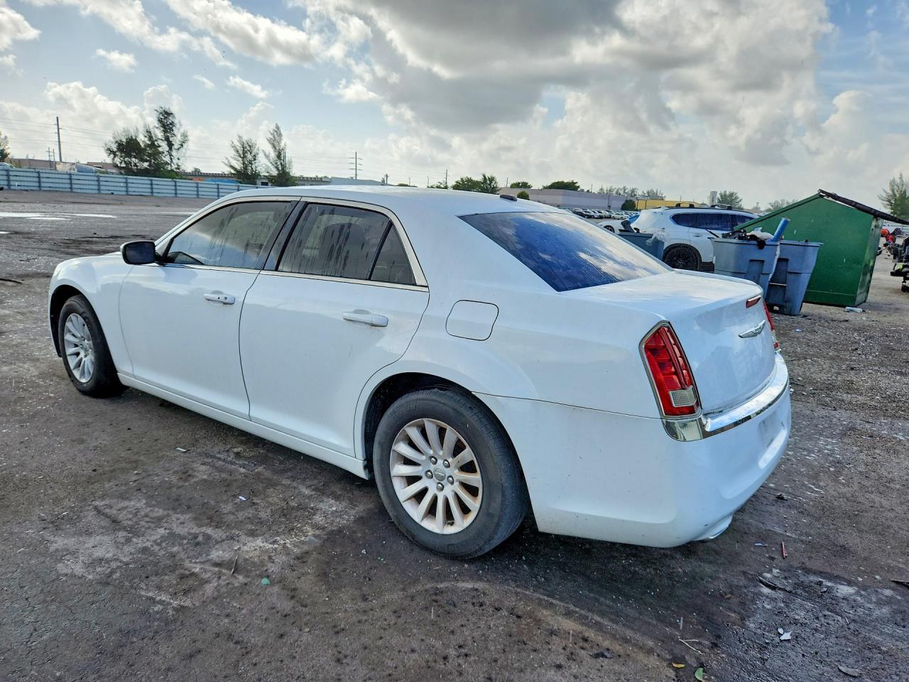 2014 Chrysler 300 White vin: 2C3CCAAG9EH335996