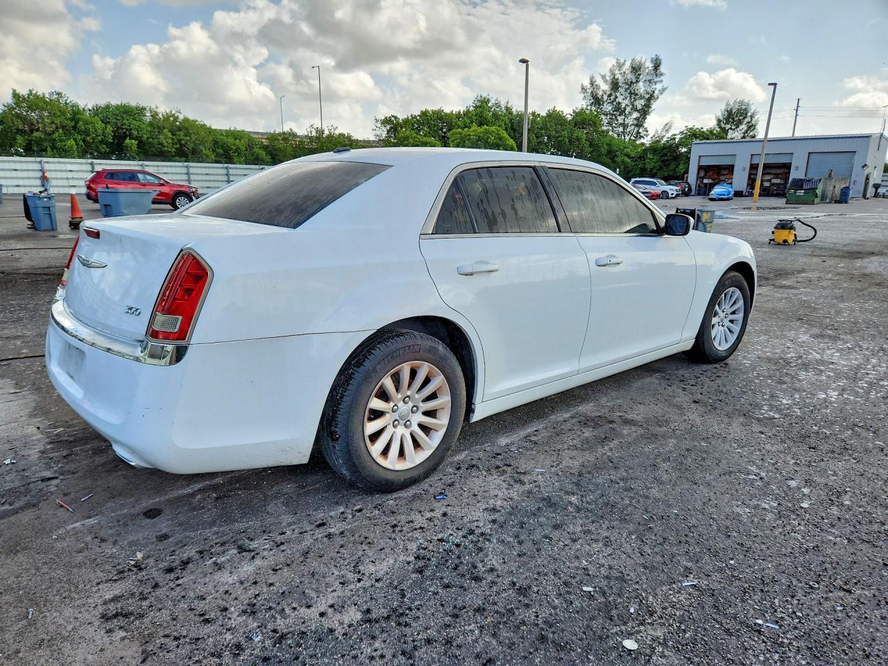 2014 Chrysler 300 White vin: 2C3CCAAG9EH335996