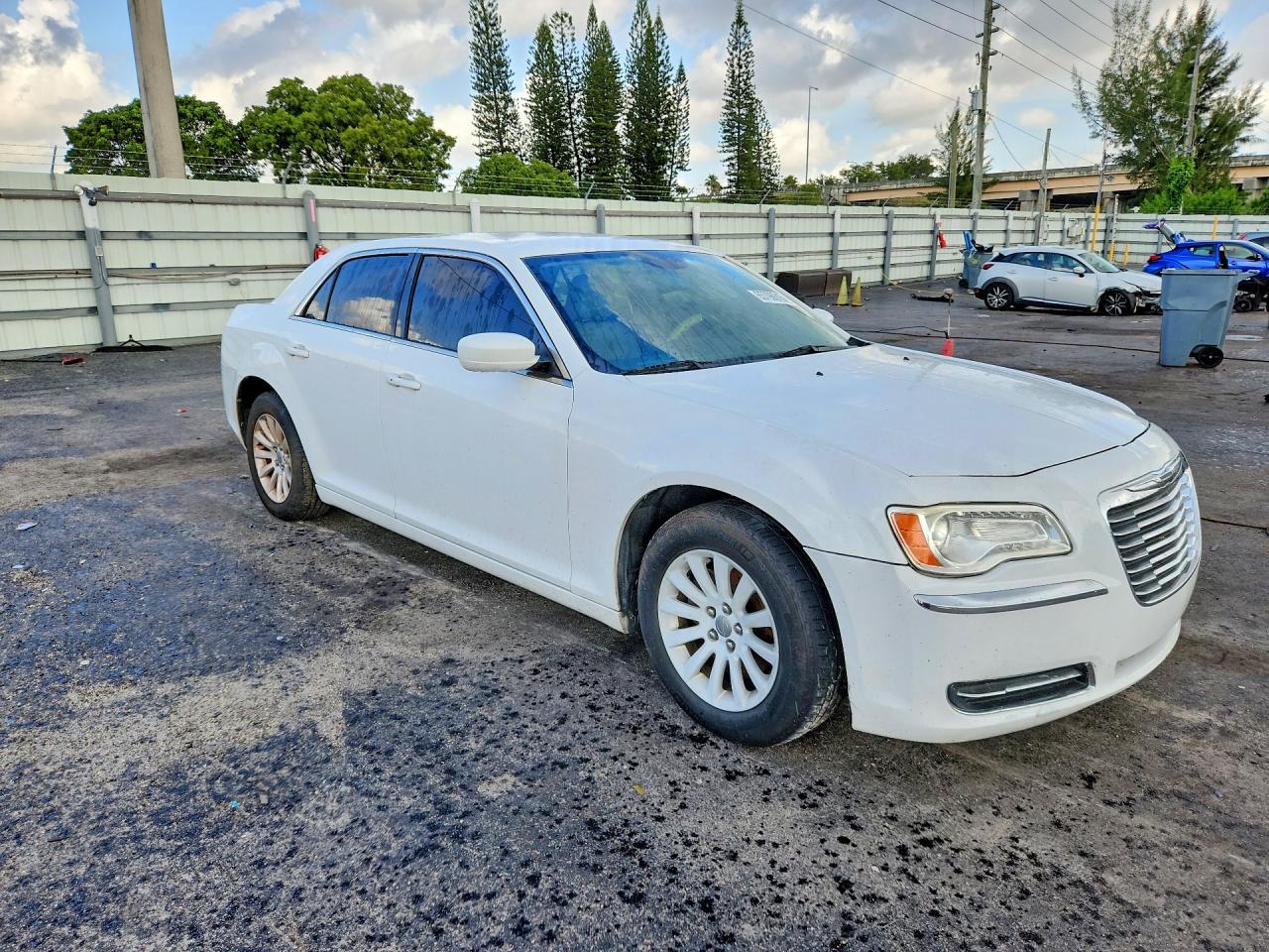 2014 Chrysler 300 White vin: 2C3CCAAG9EH335996