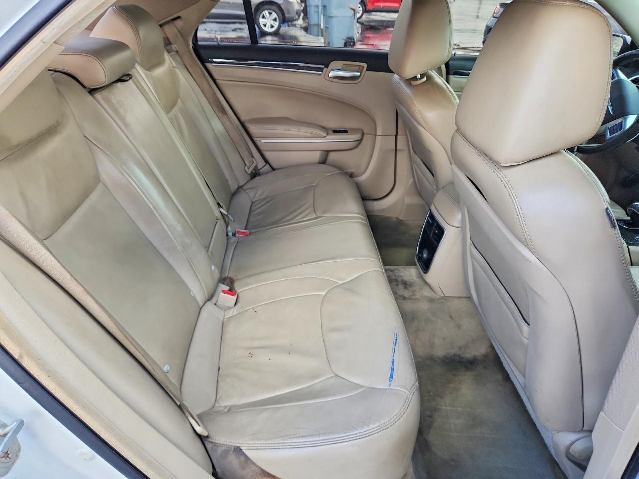 2014 Chrysler 300 White vin: 2C3CCAAG9EH335996