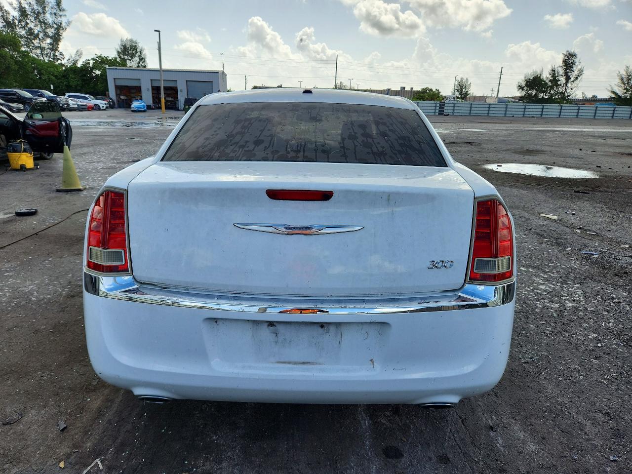 2014 Chrysler 300 White vin: 2C3CCAAG9EH335996