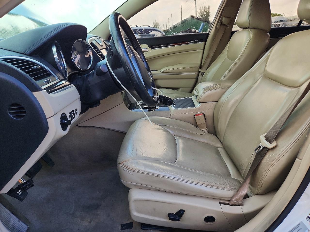 2014 Chrysler 300 White vin: 2C3CCAAG9EH335996