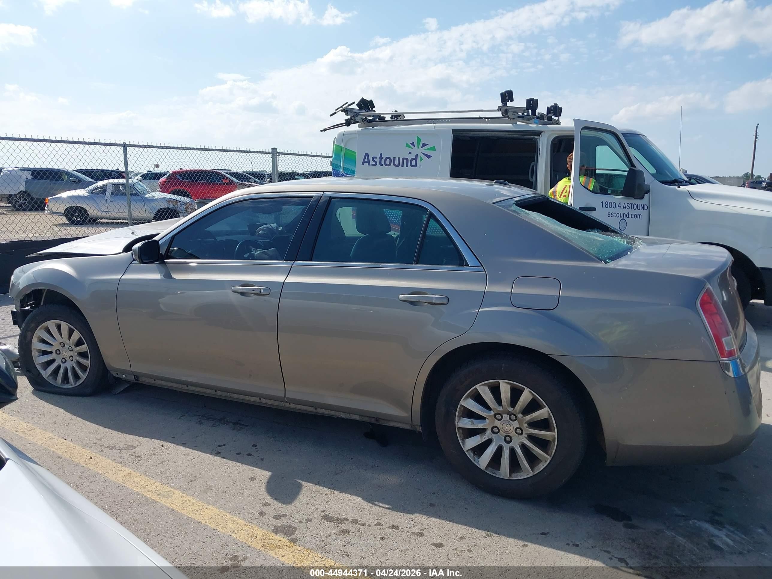 2014 Chrysler 300 Beige vin: 2C3CCAAG9EH340499