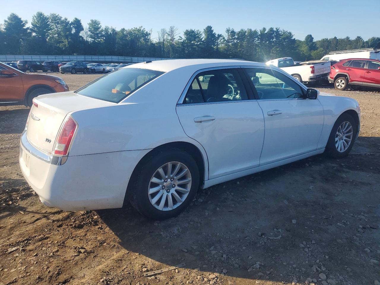 2014 Chrysler 300 White vin: 2C3CCAAG9EH380226