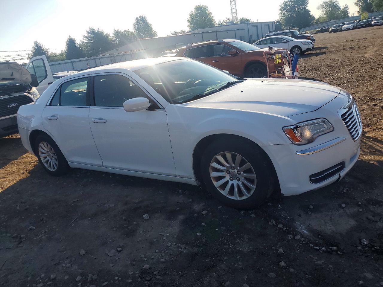 2014 Chrysler 300 White vin: 2C3CCAAG9EH380226