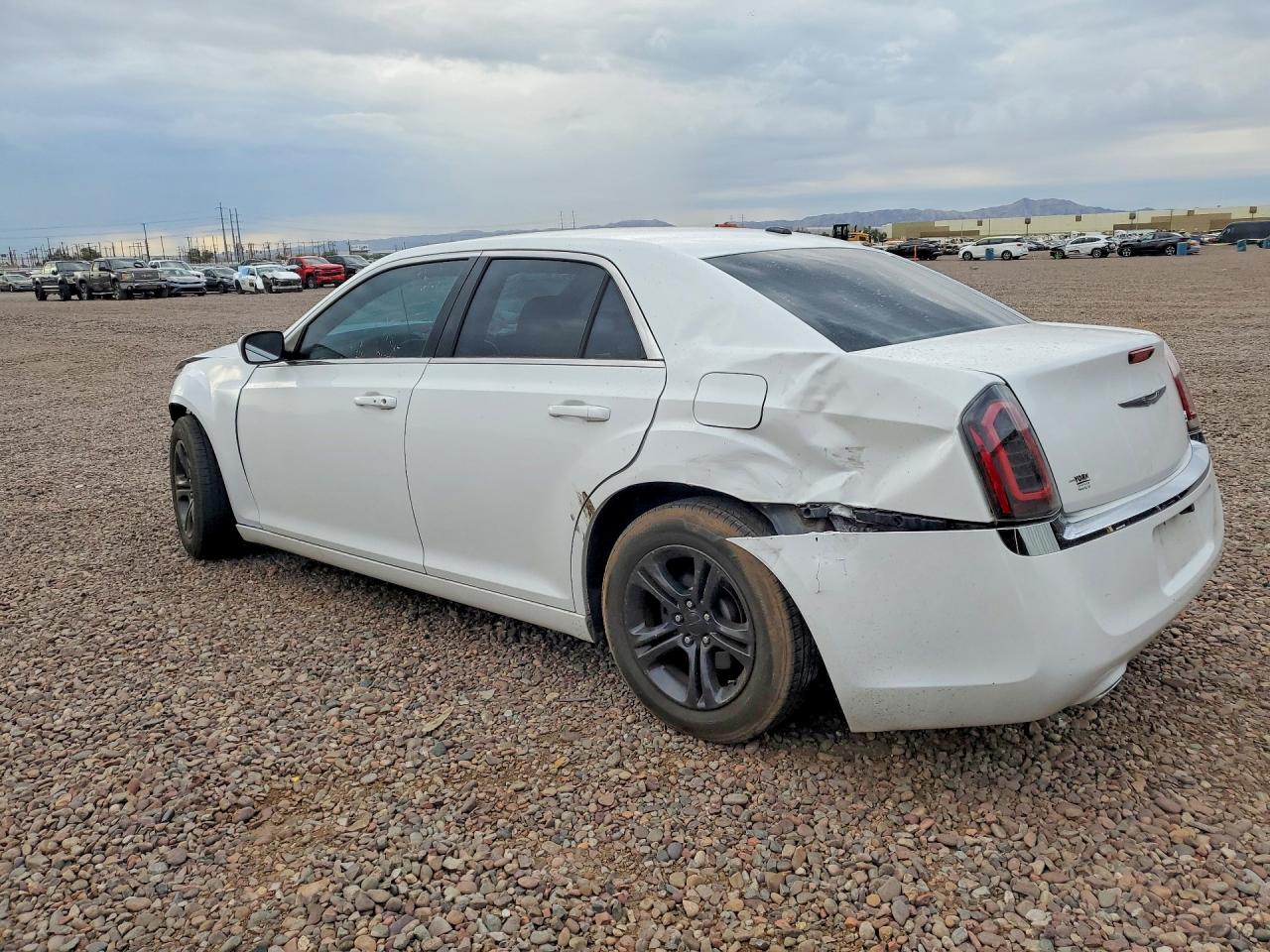 2013 Chrysler 300 White vin: 2C3CCAAGXDH520623