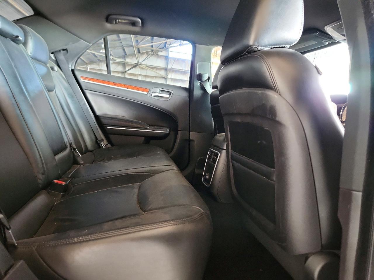 2013 Chrysler 300 White vin: 2C3CCAAGXDH520623