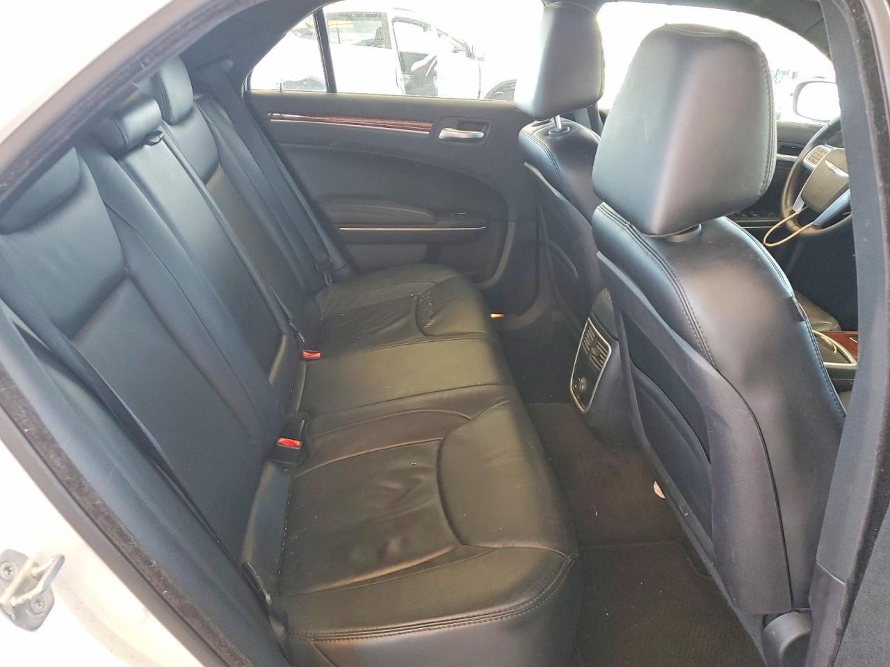 2013 Chrysler 300 White vin: 2C3CCAAGXDH520721