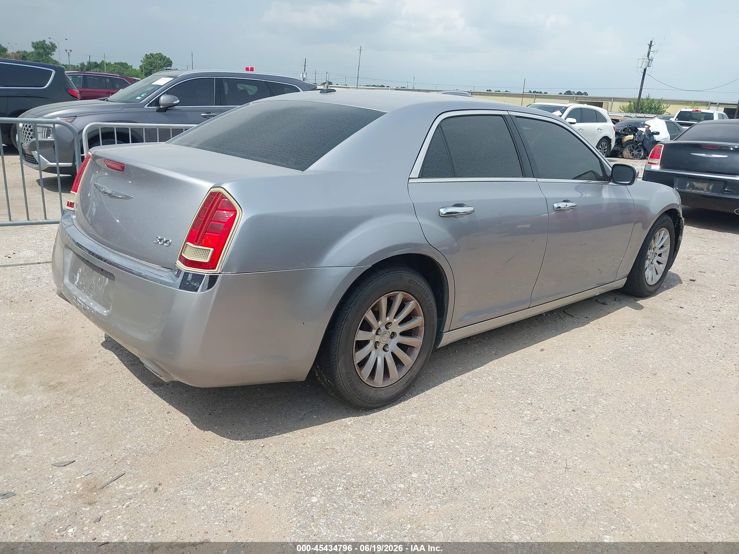 2013 Chrysler 300 Motown Серебряный vin: 2C3CCAAGXDH626361