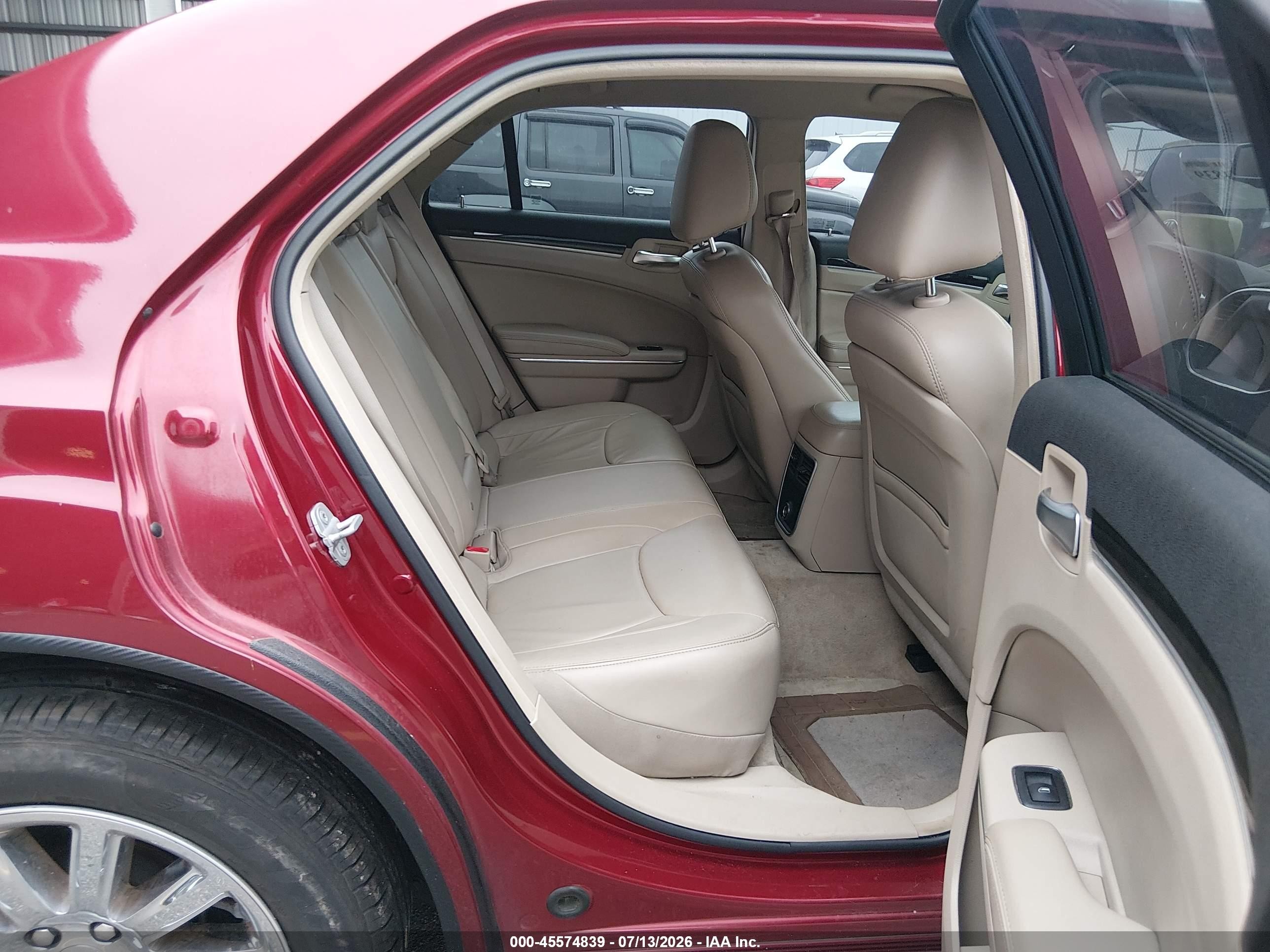 2014 Chrysler 300   Red vin: 2C3CCAAGXEH118540