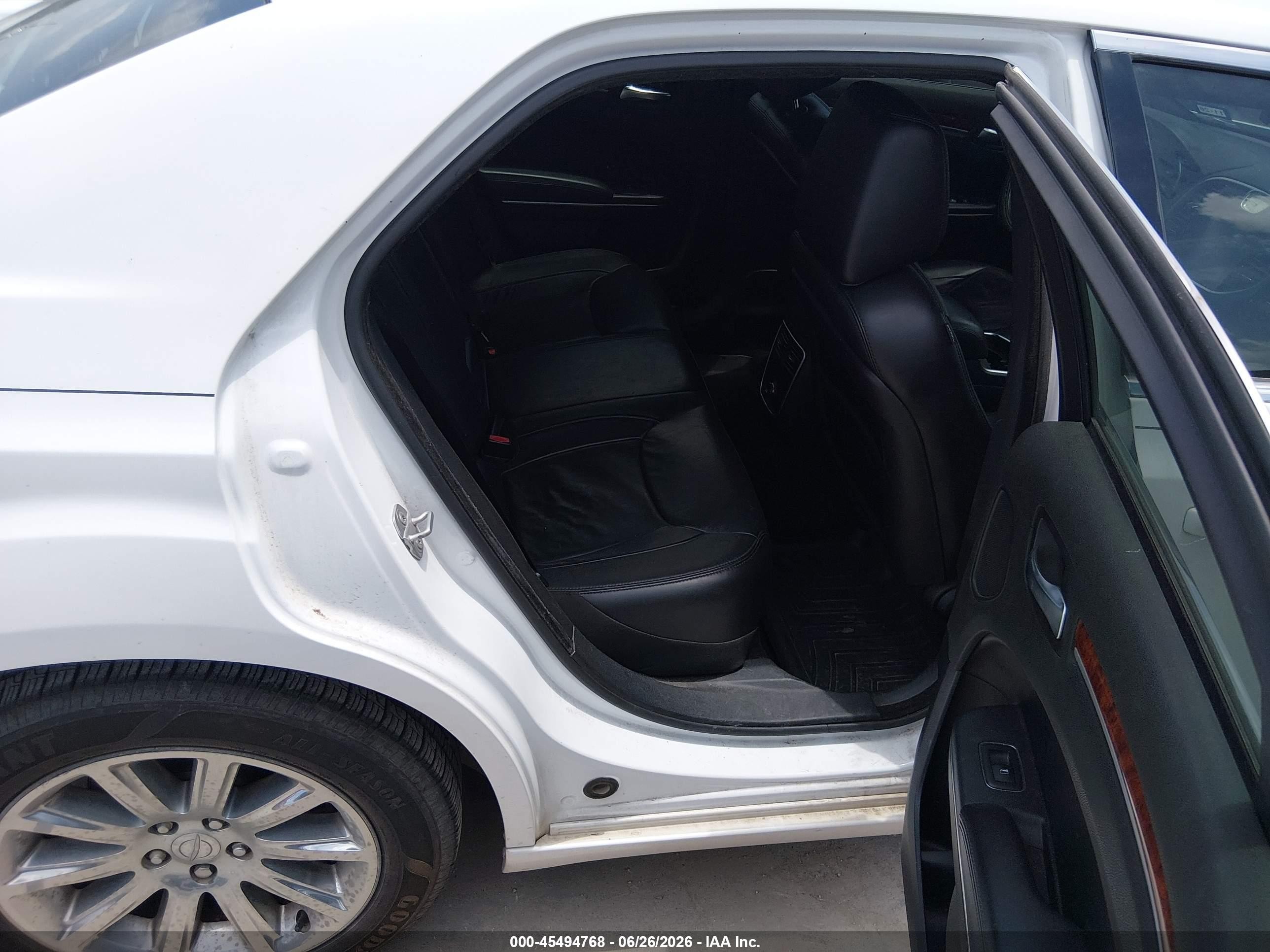 2014 Chrysler 300   White vin: 2C3CCAAGXEH378100